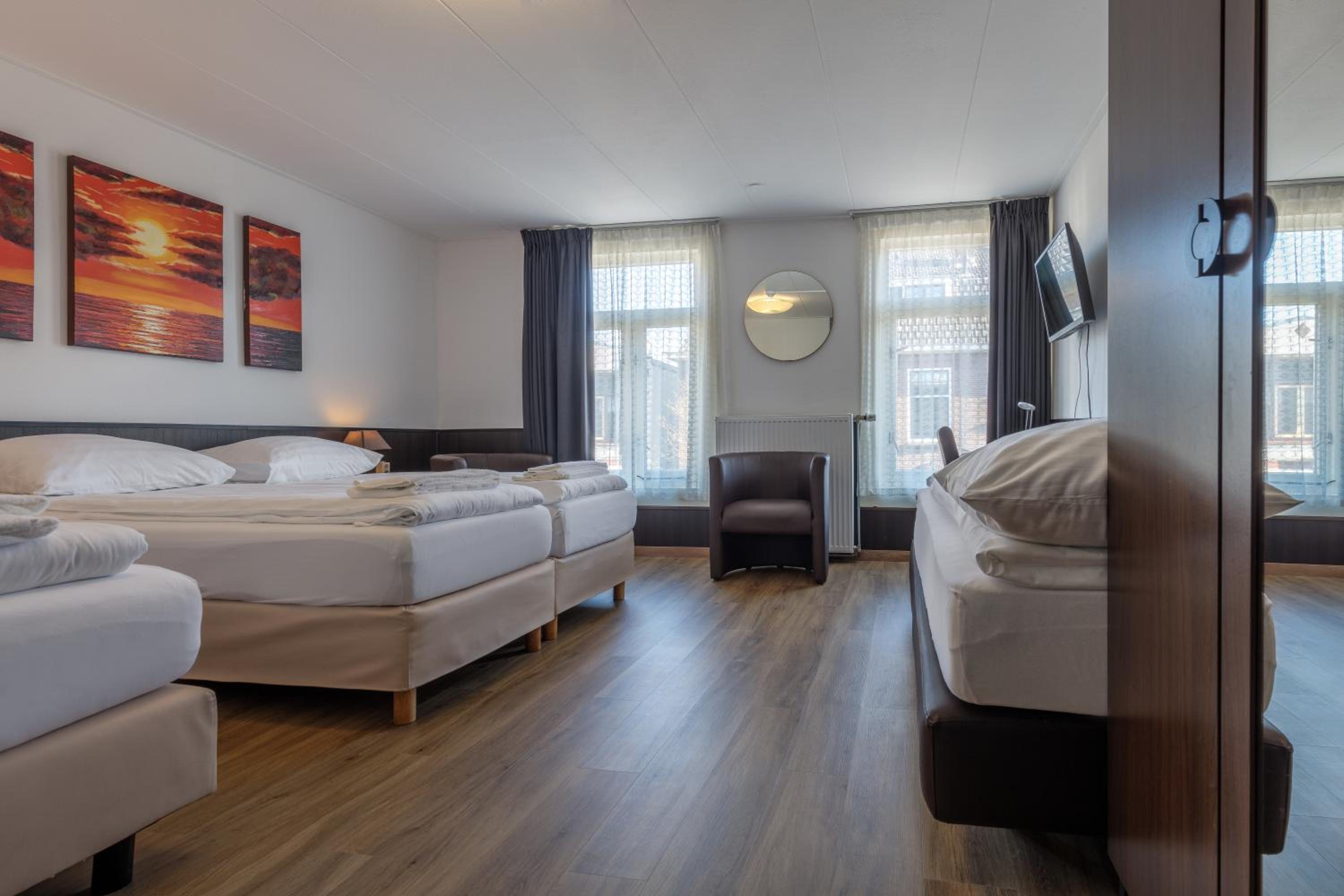 Quadruple Room with Bathroom - Photo 1
