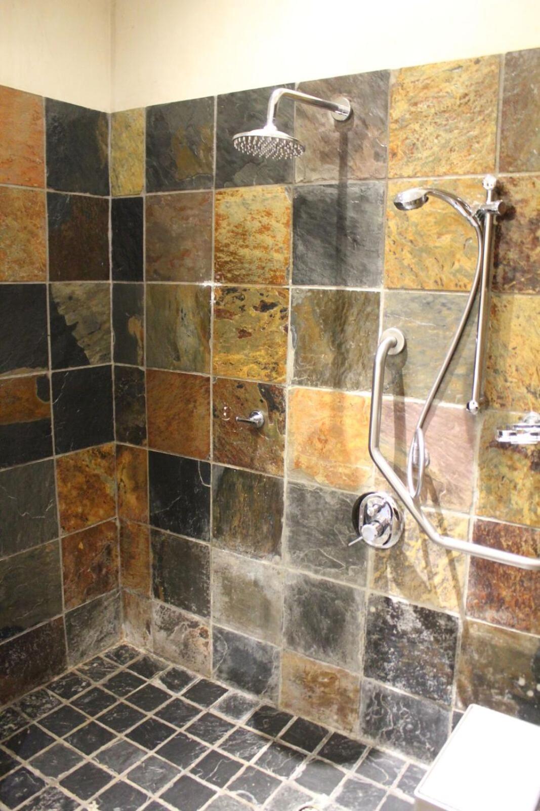 Queen Room - Disability Access - Photo 2