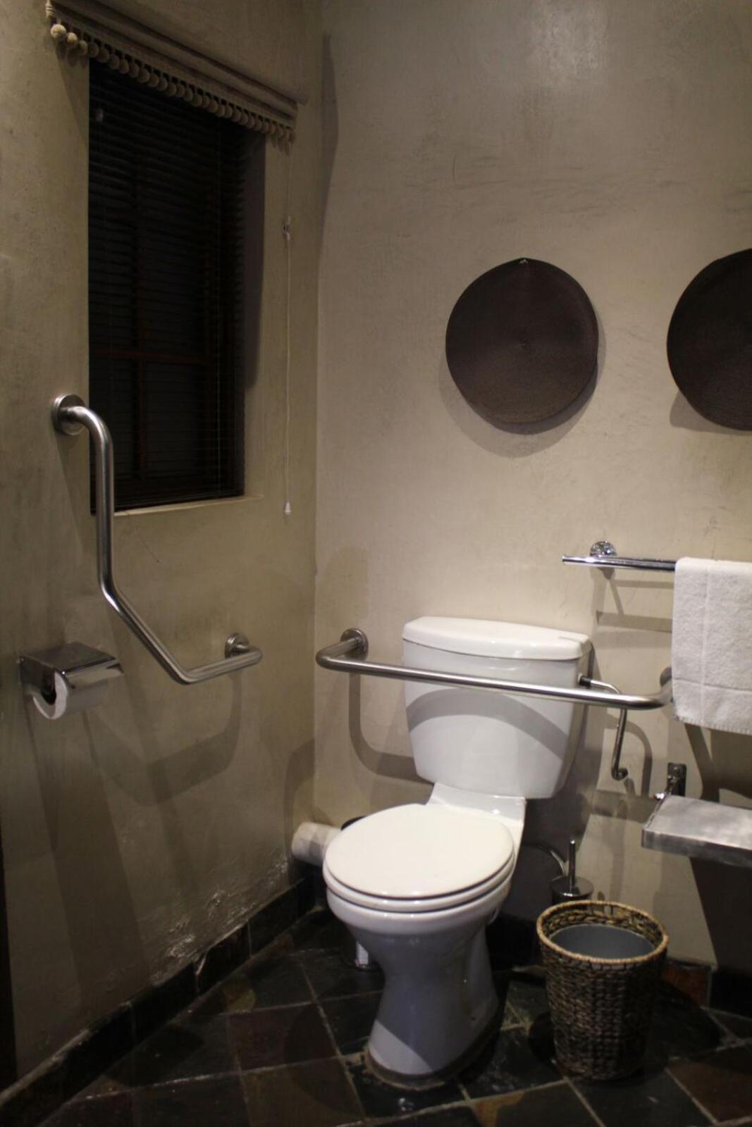 Queen Room - Disability Access - Photo 3