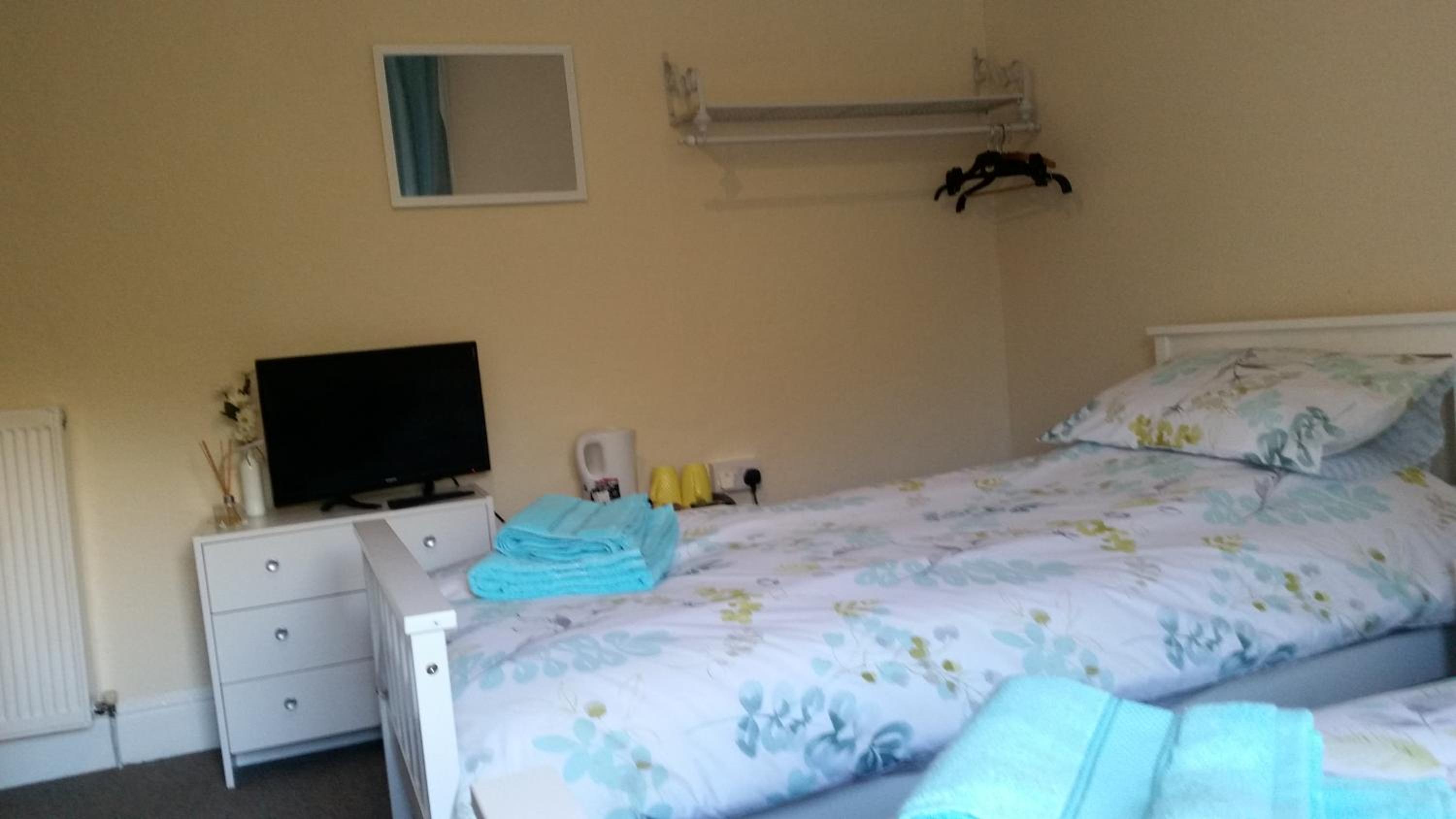 Twin Room With Private Bathroom photo 1