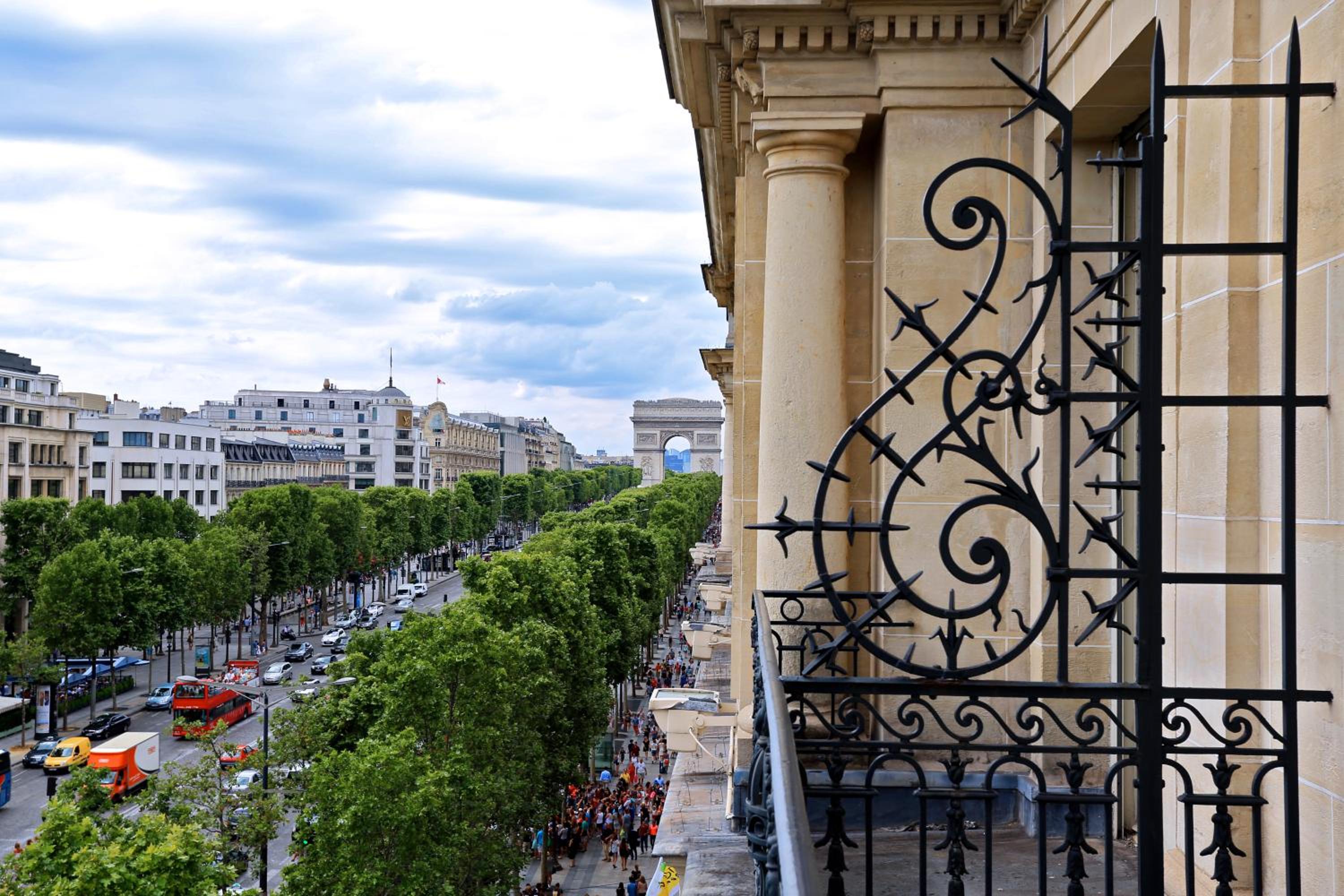 One-Bedroom Executive Suite with Champs Elysées View