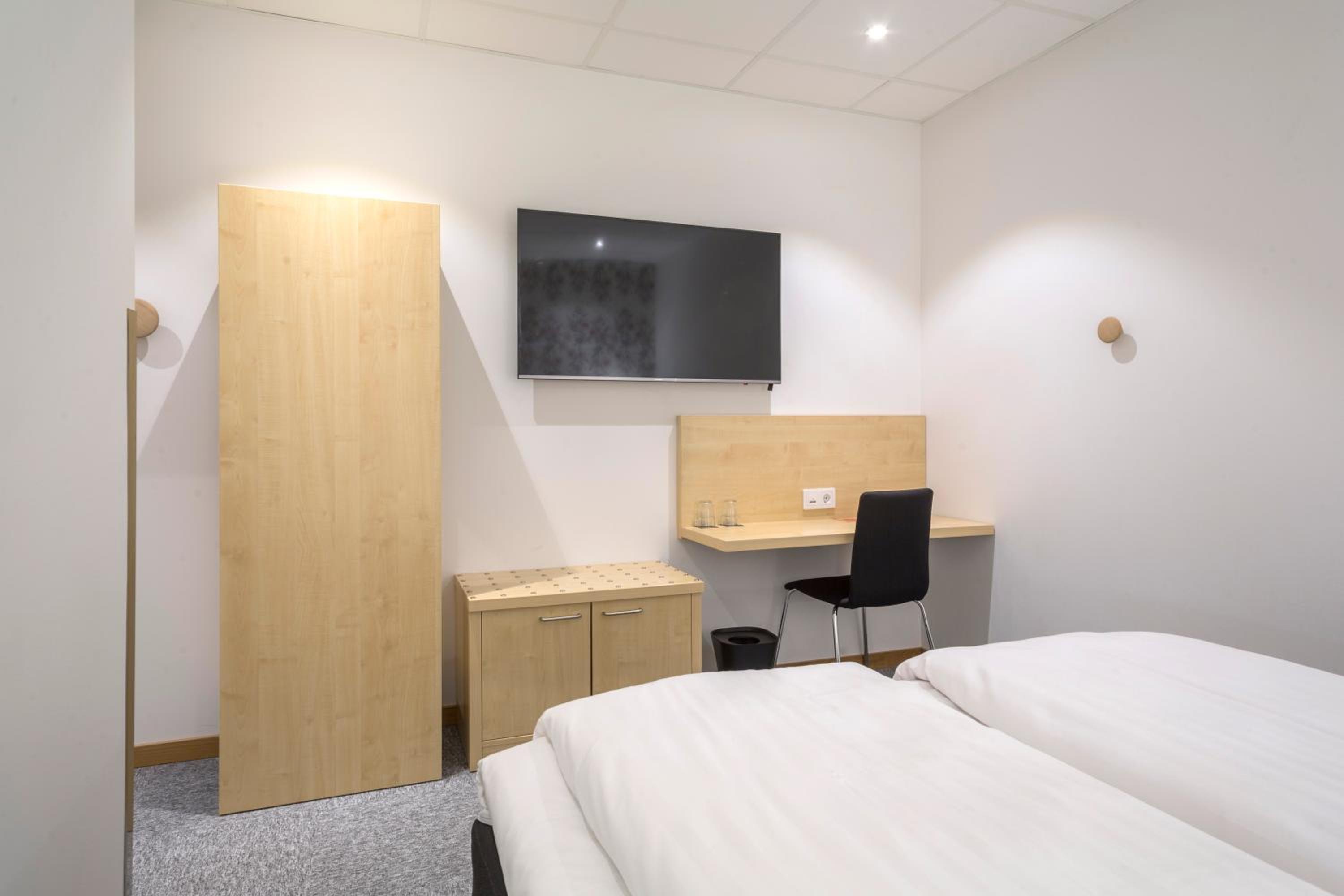 Double or Twin Room - No Window photo 2