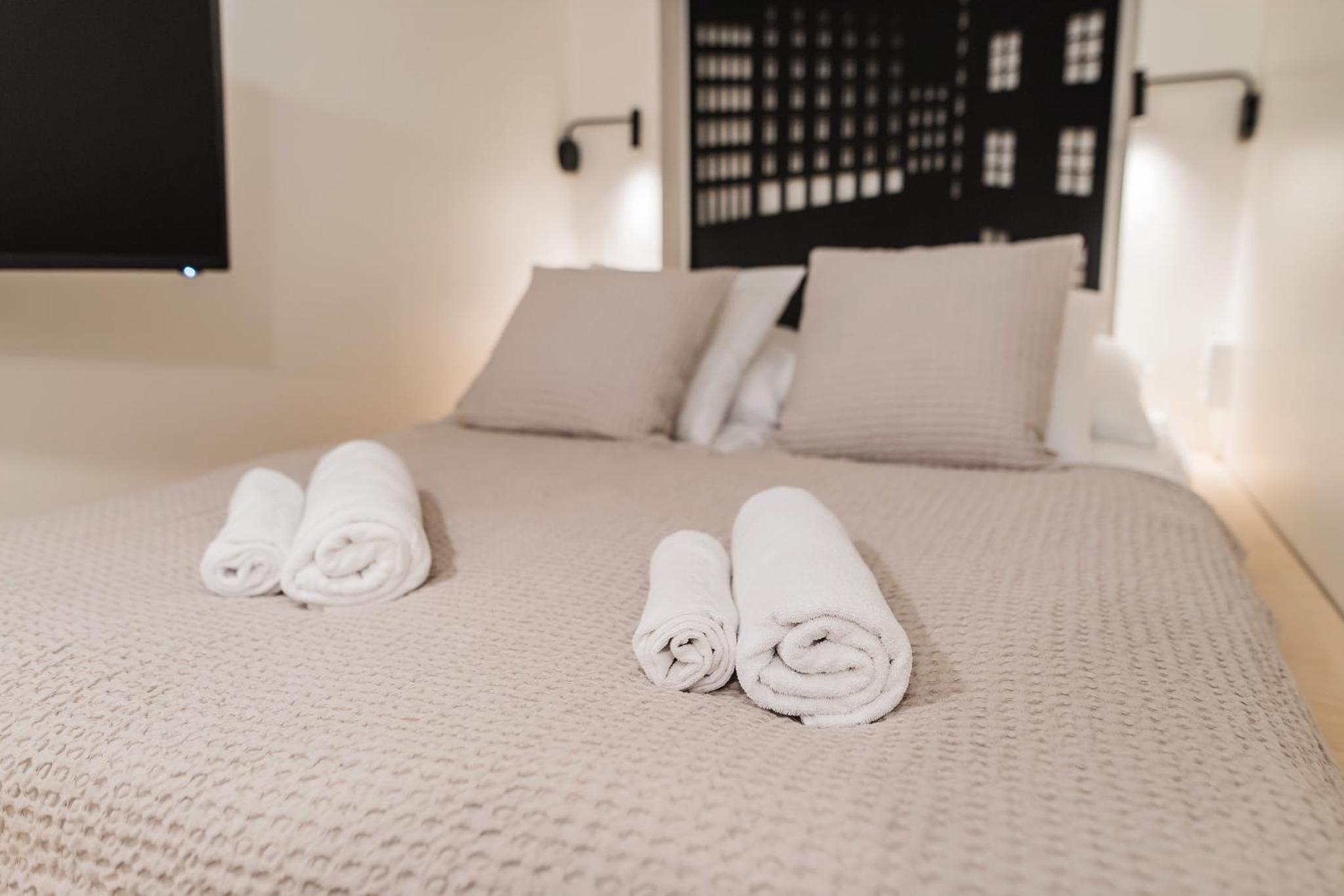 Small Double Room with Shared Bathroom photo 3