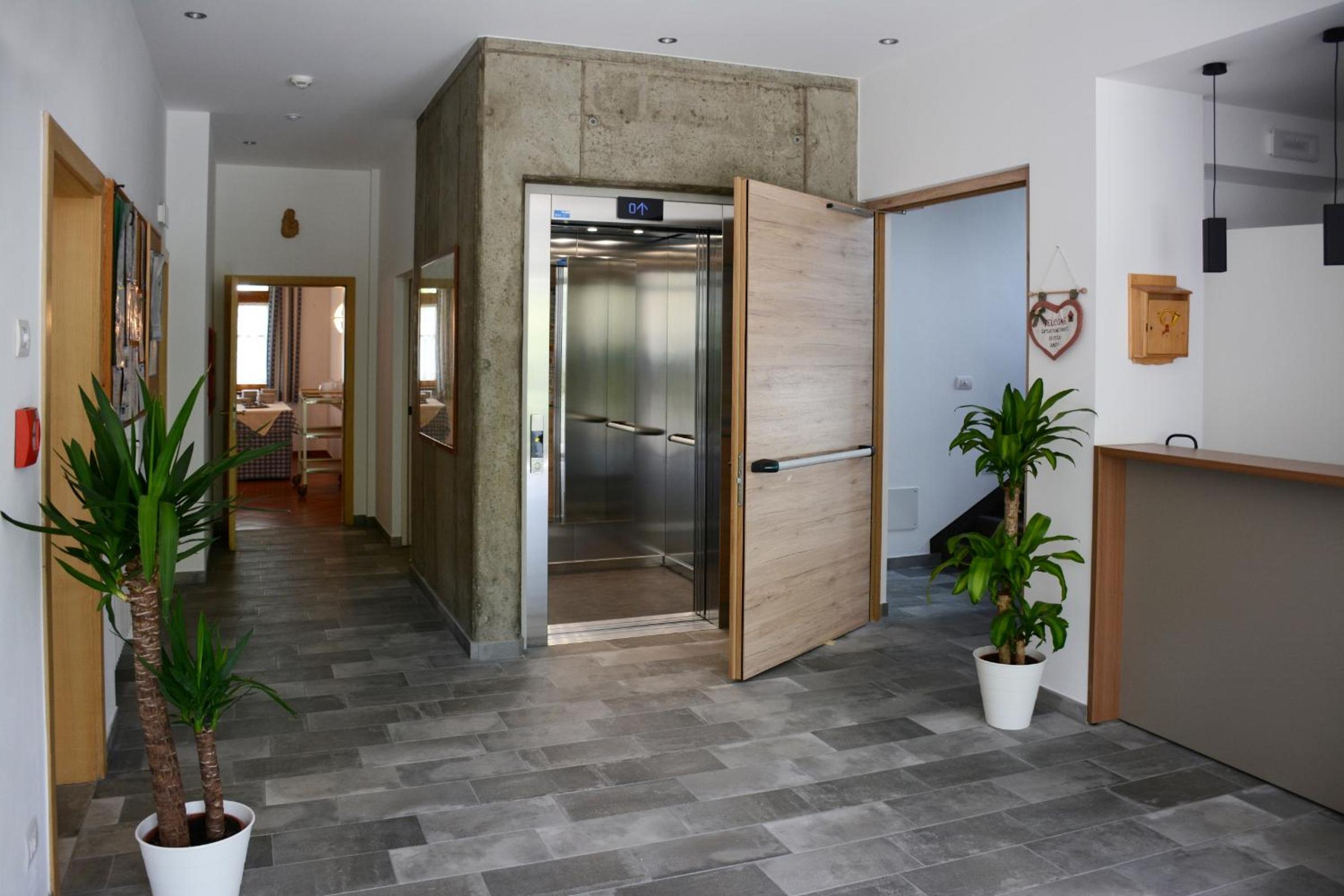 Double or Twin Room with Private Bathroom - Photo 3