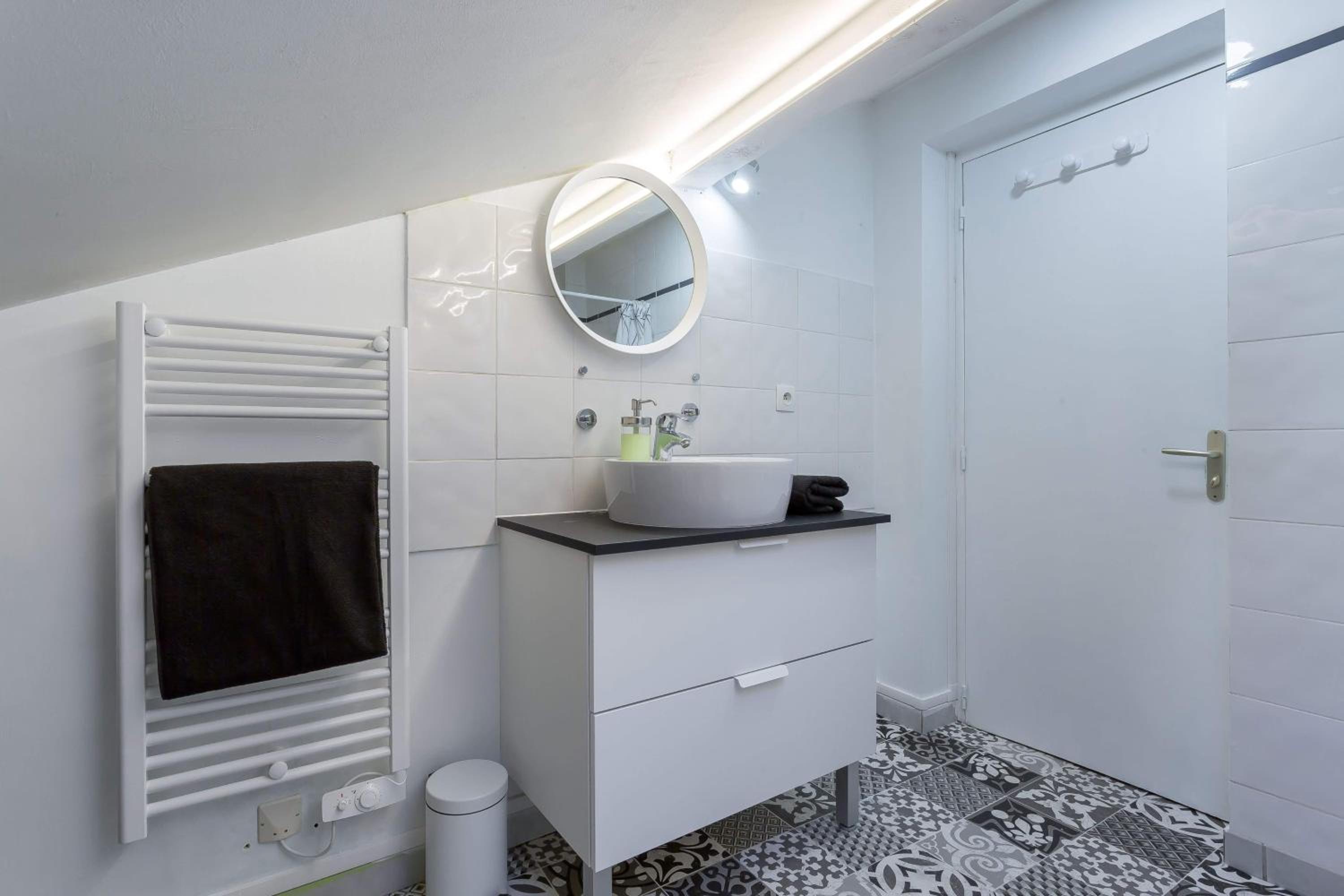 One-Bedroom Apartment - Photo 2