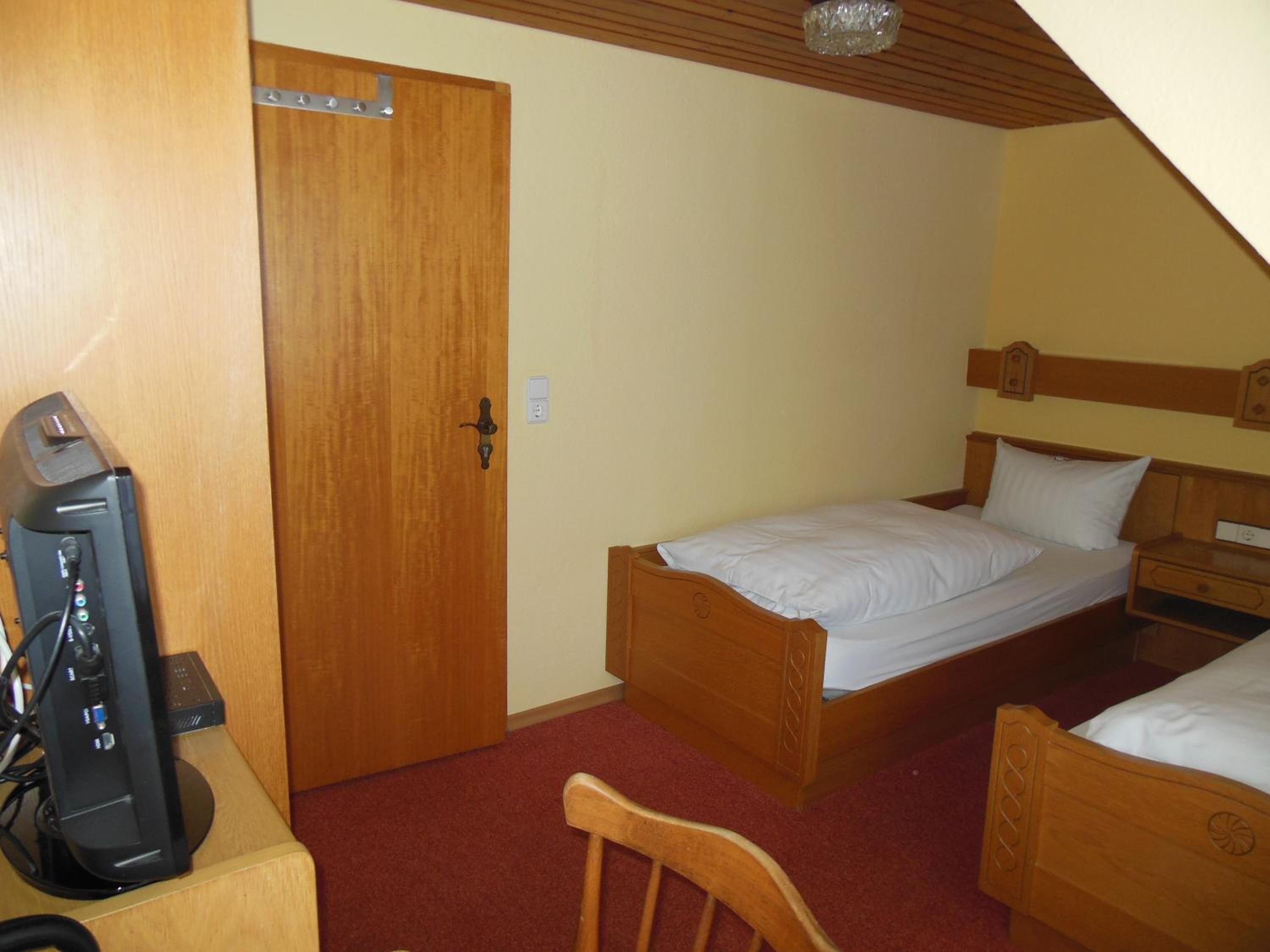 Small Twin Room Street Side photo 1