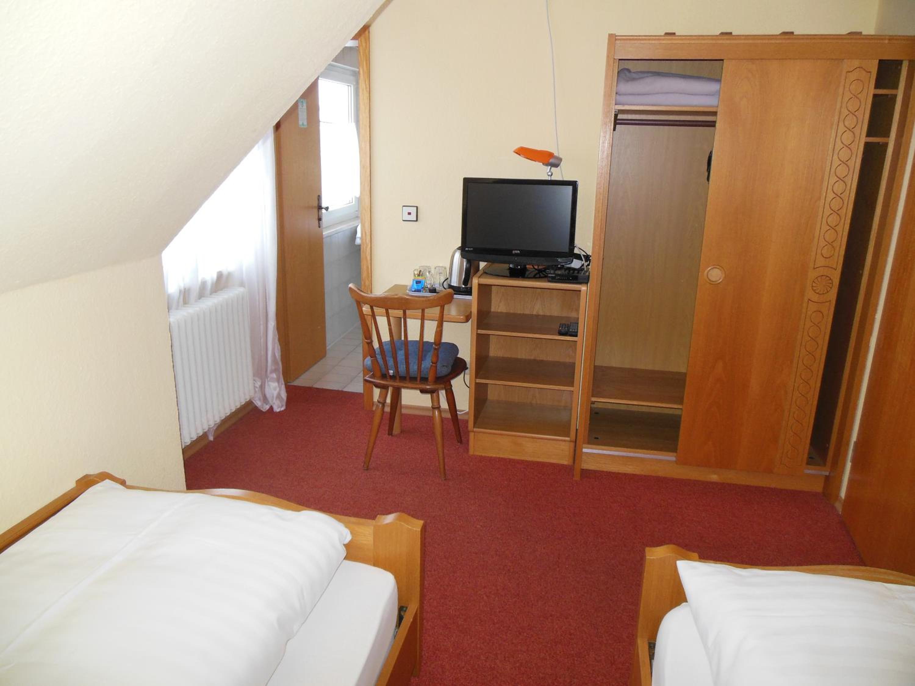 Small Twin Room Street Side photo 2