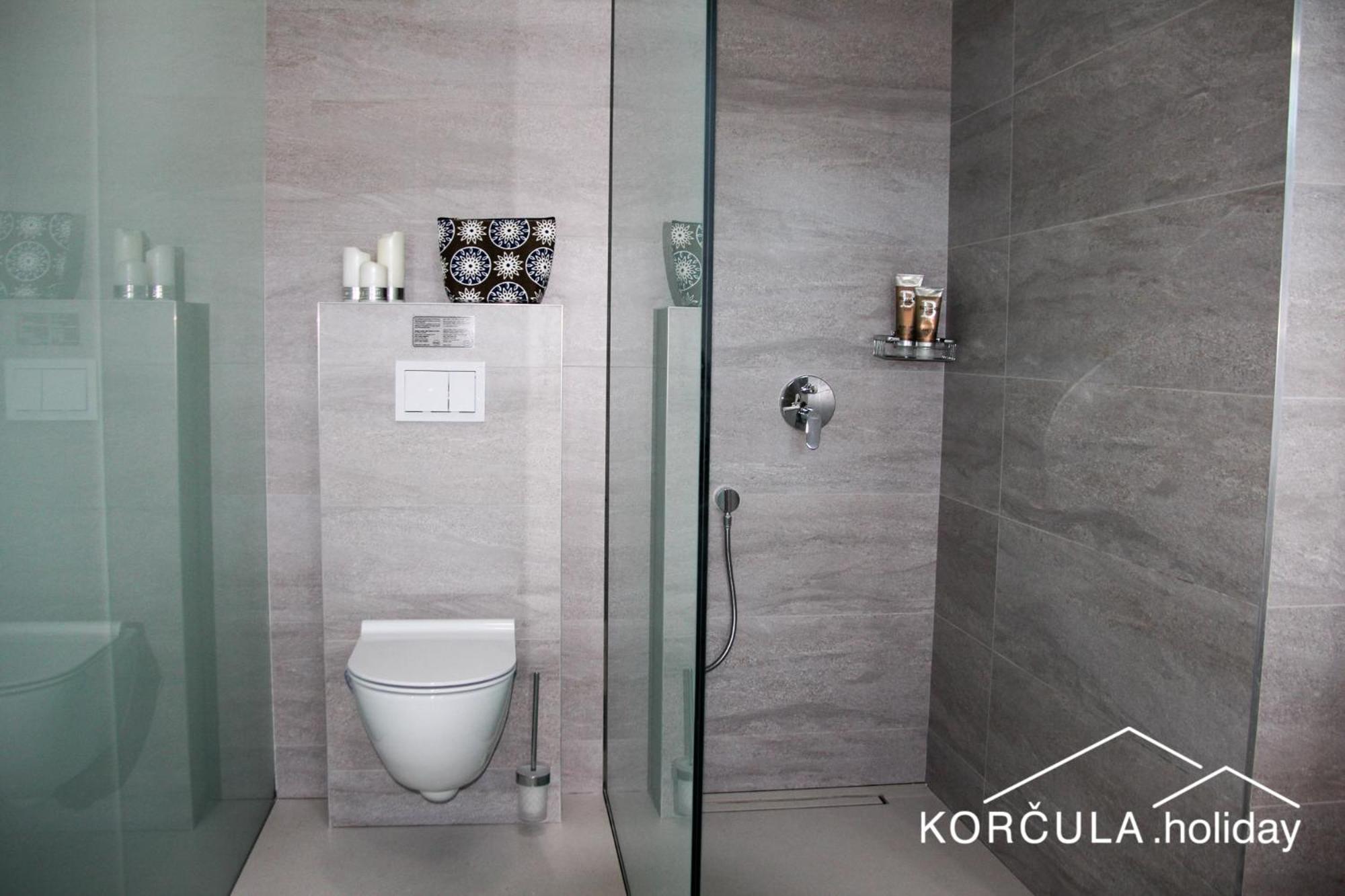 Luxury Four-Bedroom-Penthouse - Apartment with Balcony and Sea View