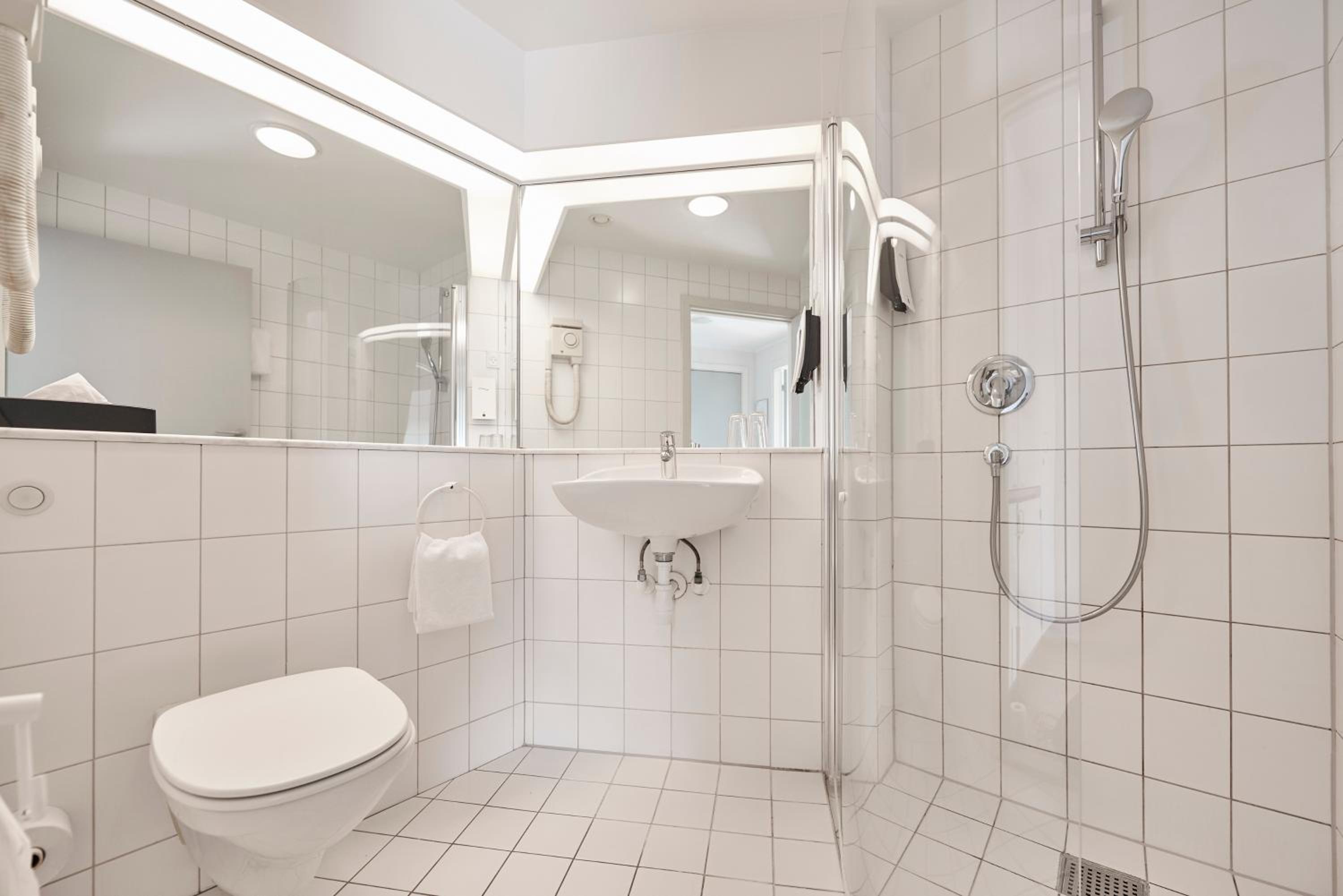 Standard Twin Room - Photo 10