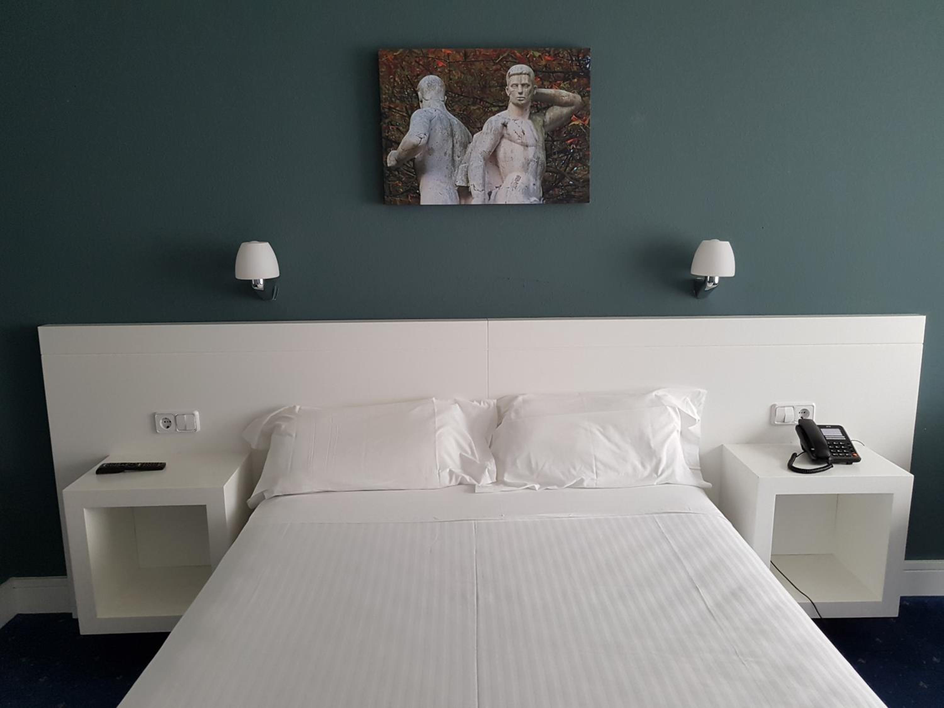 Double or Twin Room - Photo 7