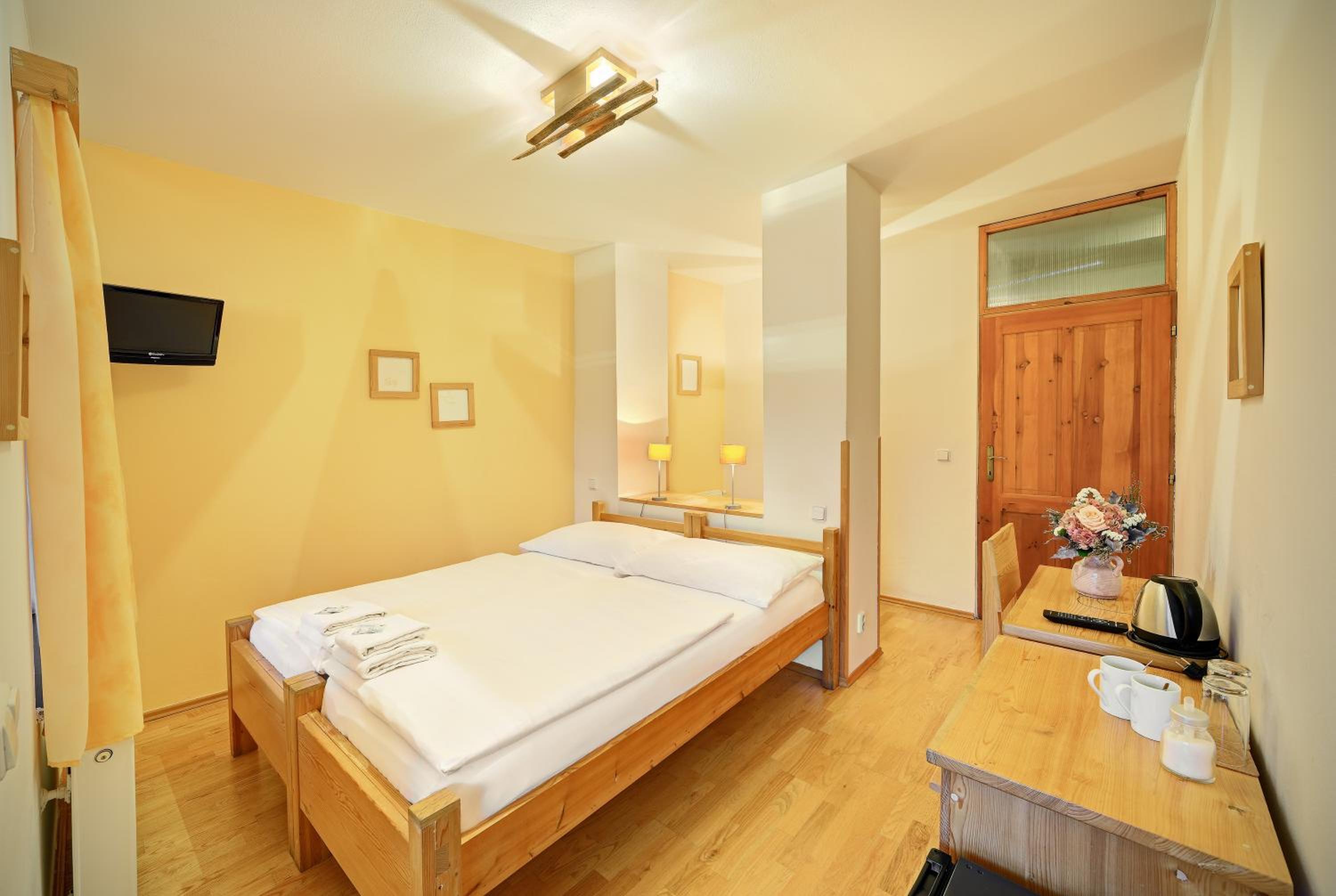 Deluxe Double or Twin Room with Balcony - Photo 7
