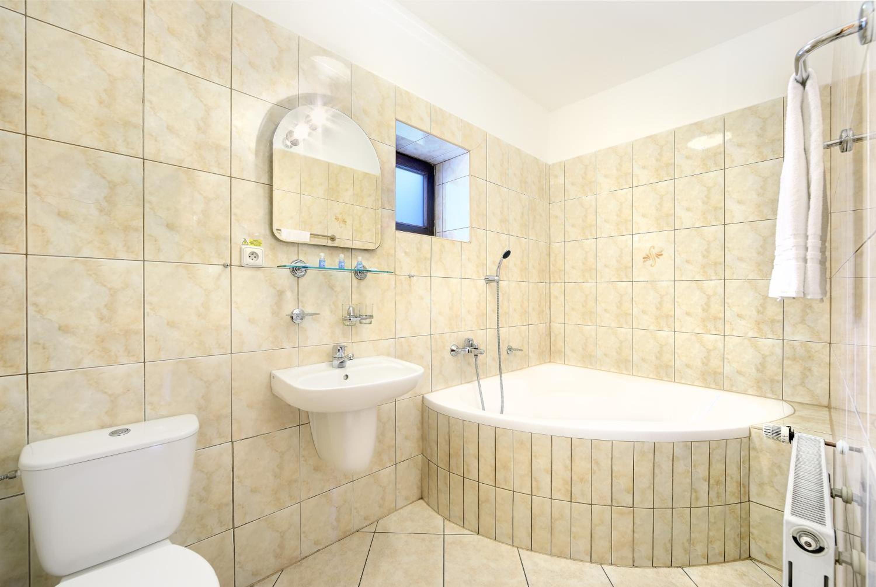 Deluxe Triple Room - Photo 11