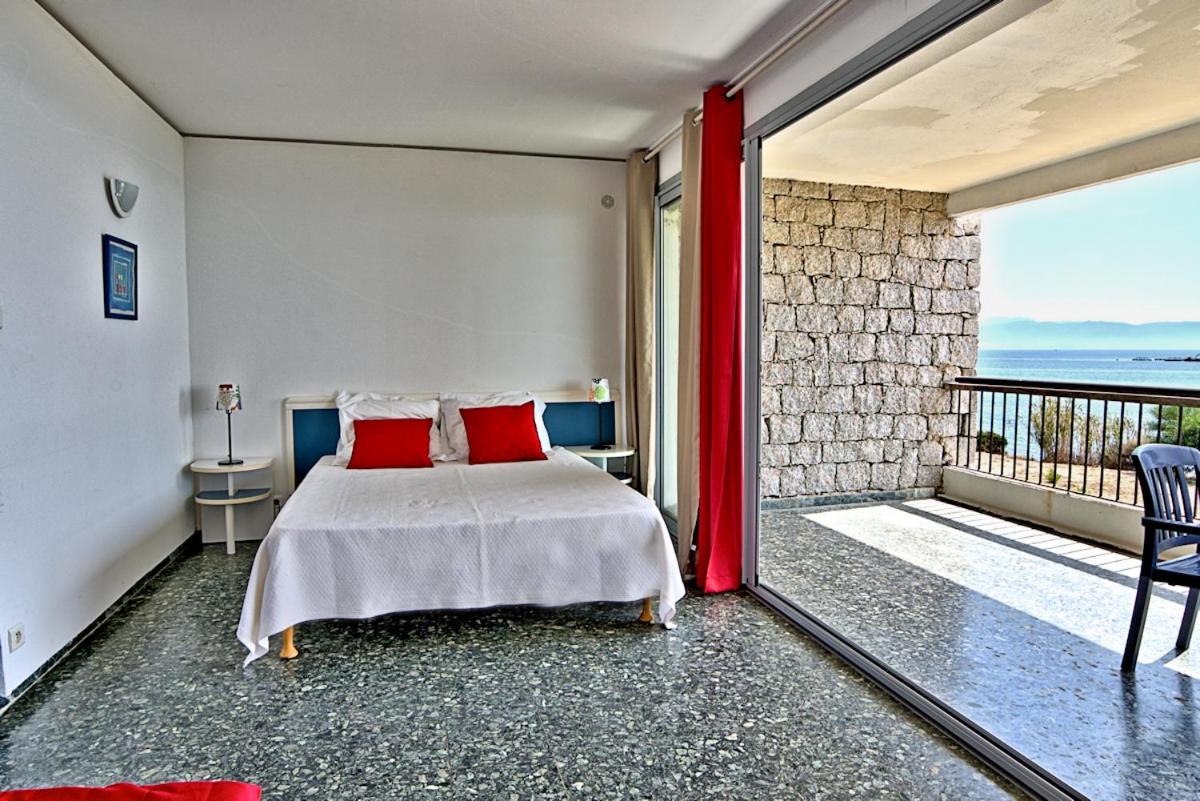 Classic Double Room with Sea View - Photo 2