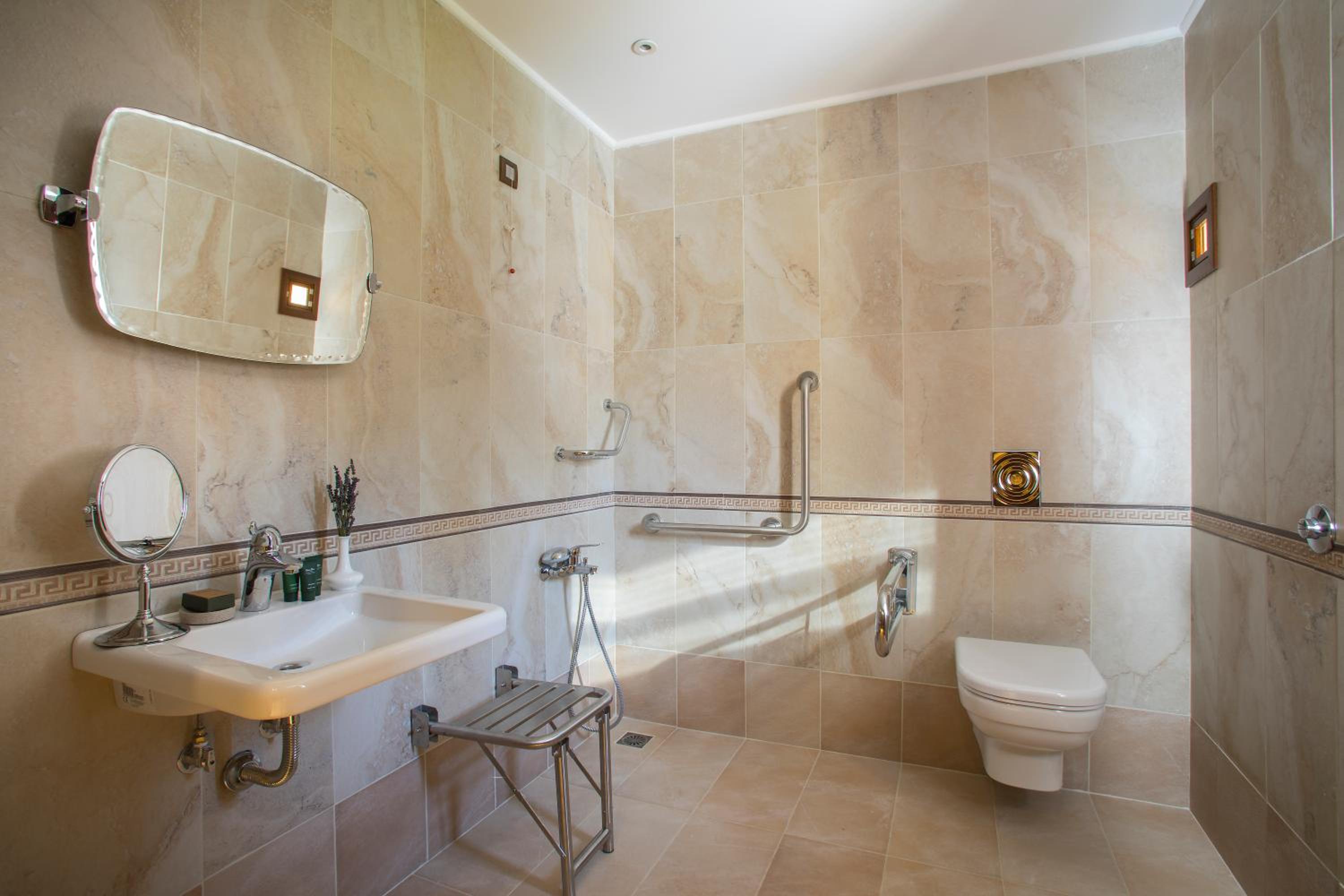Twin Room - Disability Access - Photo 2