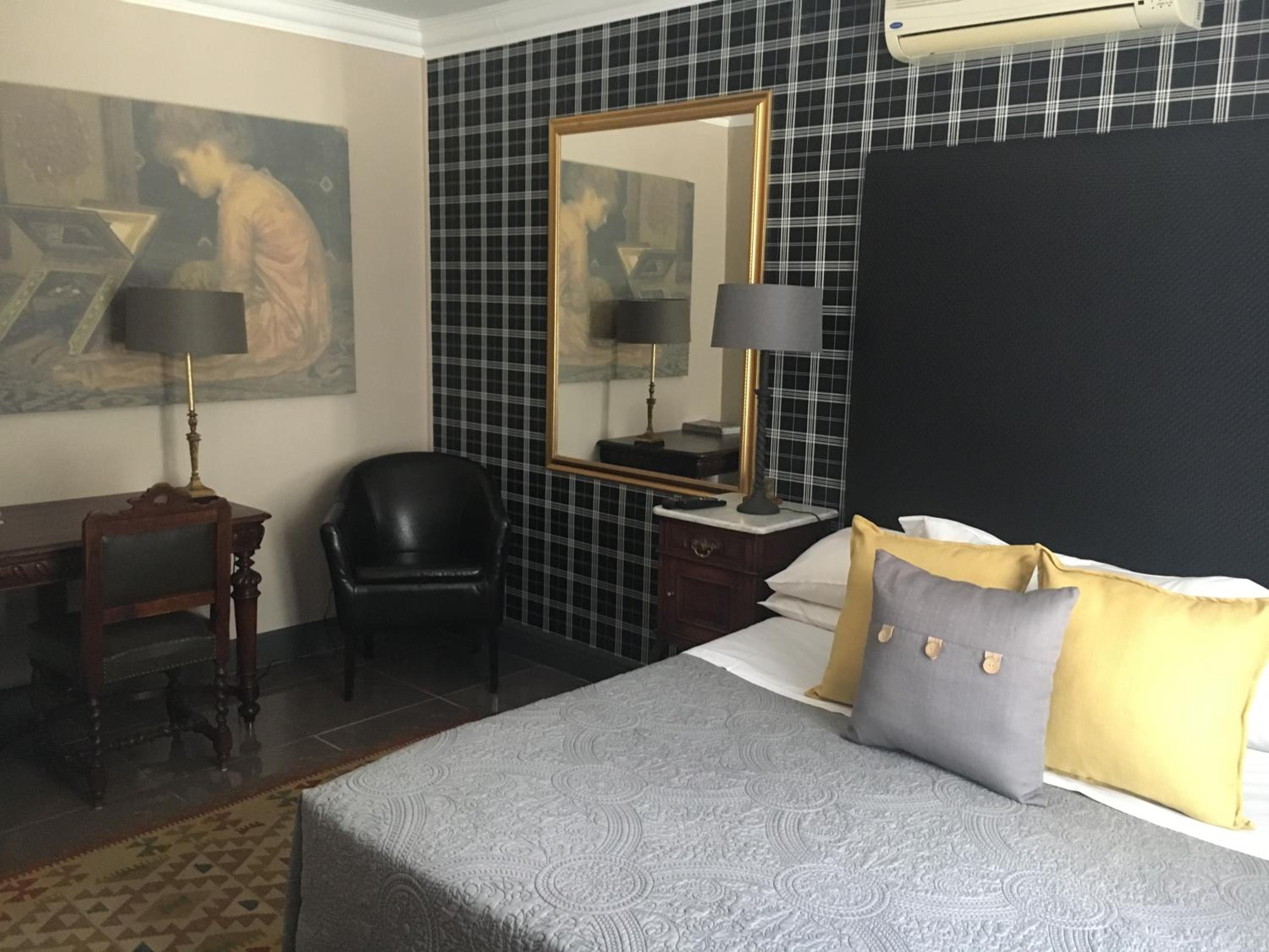 Executive Suite - Photo 9