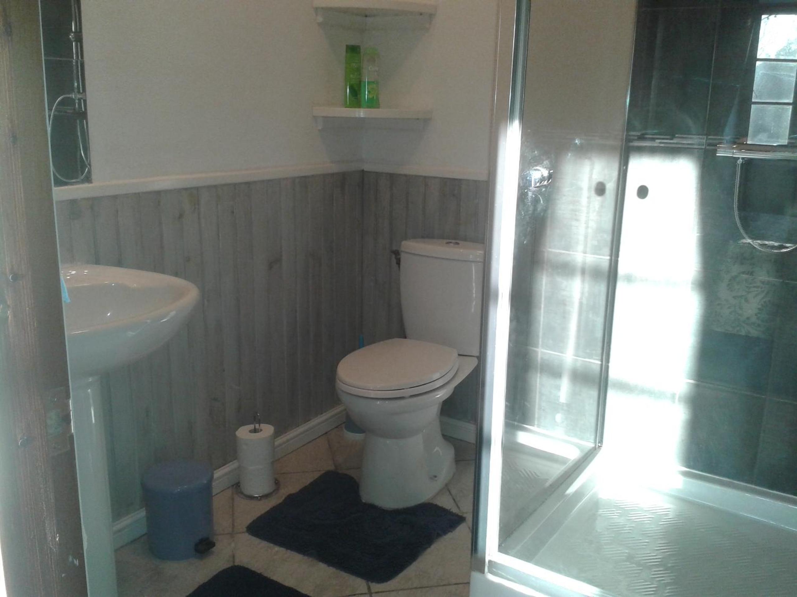 Double Room with Private Bathroom - Photo 2