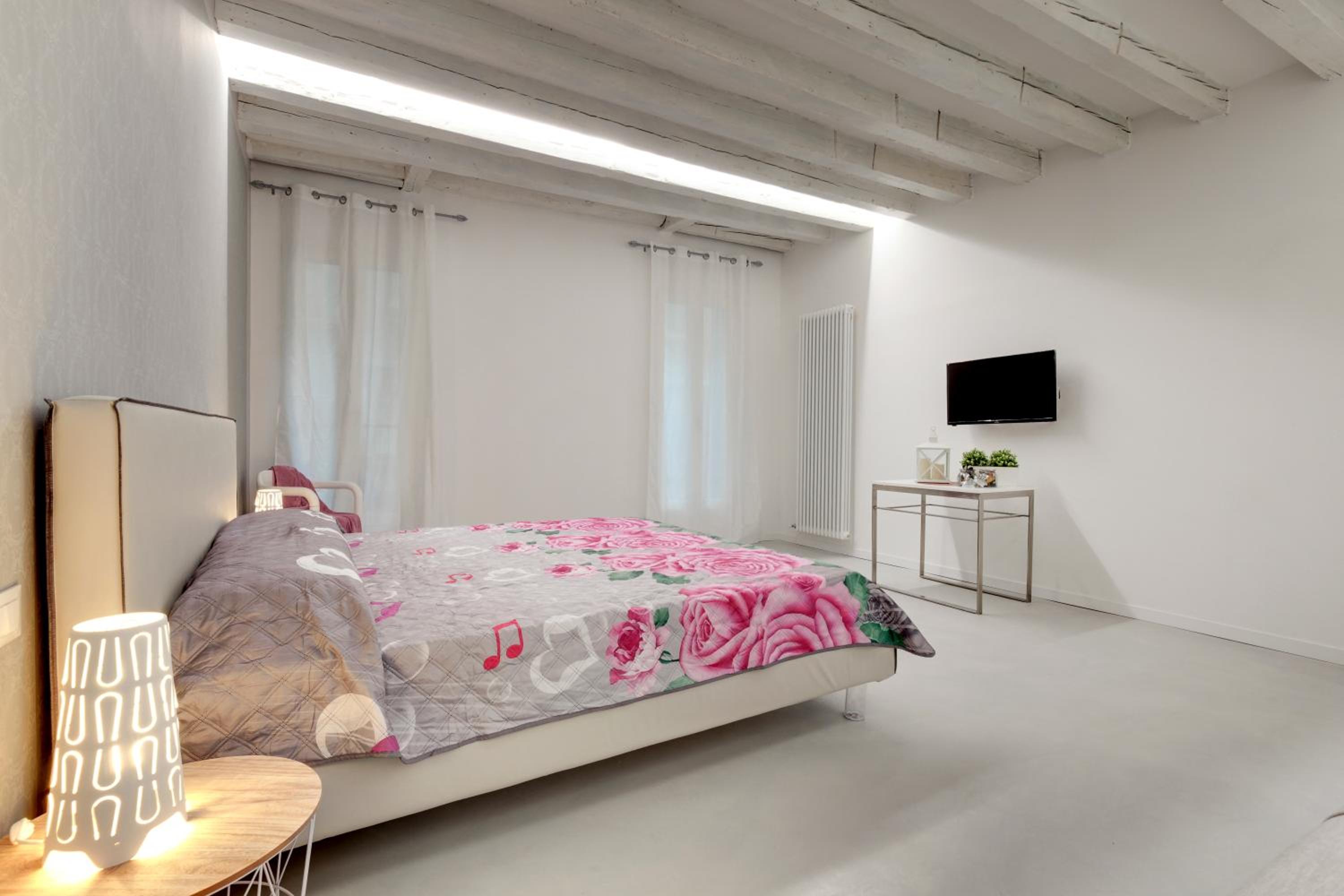 Two-Bedroom Deluxe Apartment with 2 bathrooms photo 1