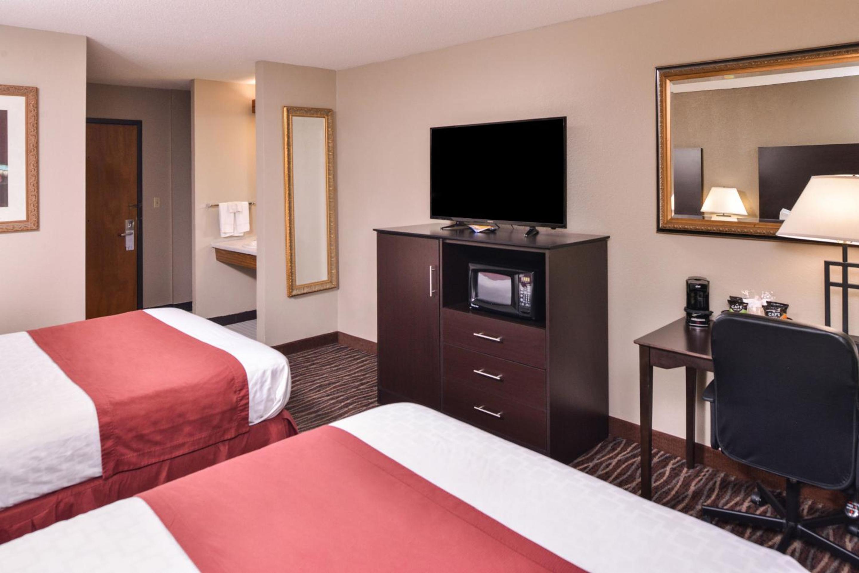 Queen Room with Two Queen Beds - Non-Smoking - Photo 5