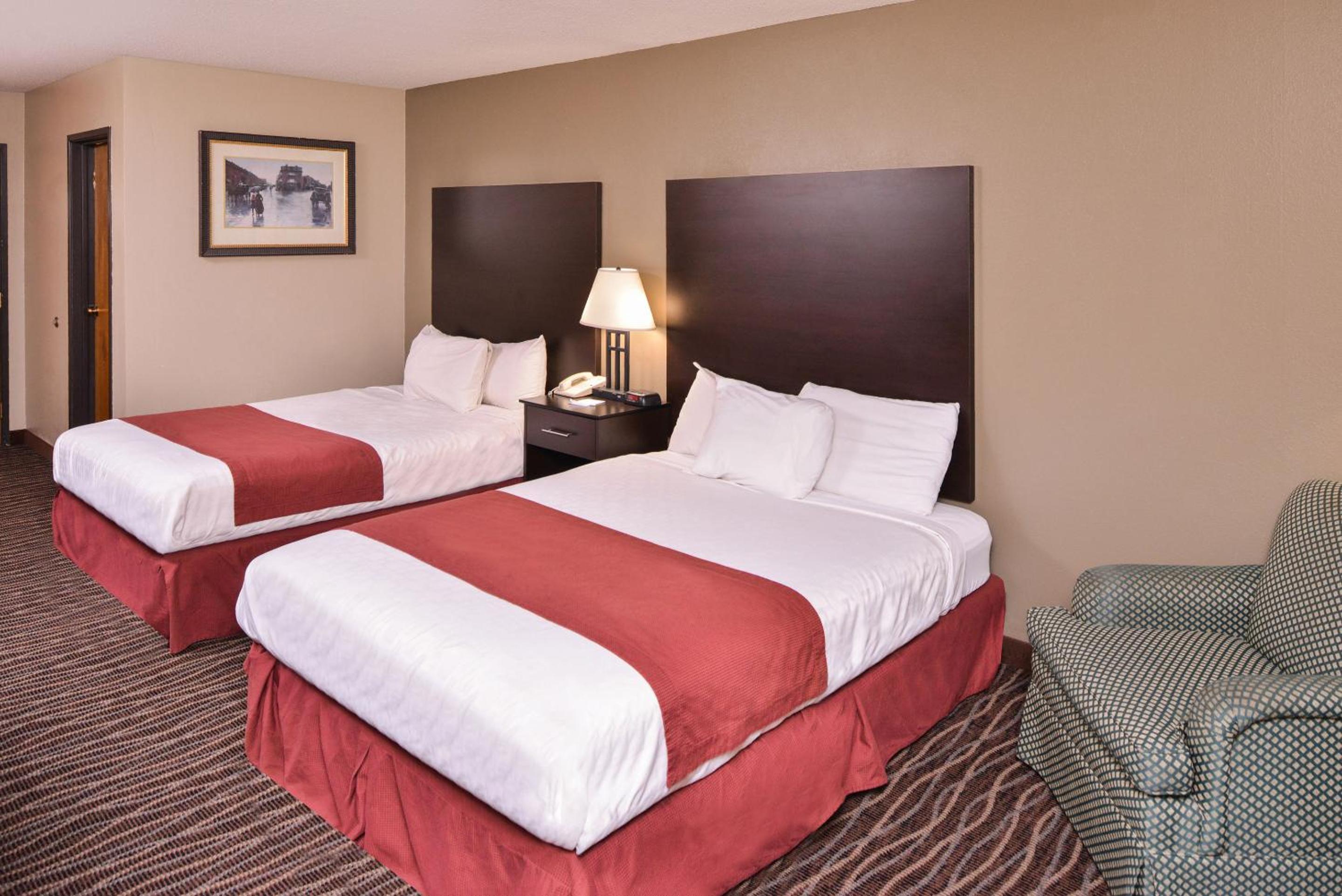 Queen Room with Two Queen Beds - Non-Smoking - Photo 6