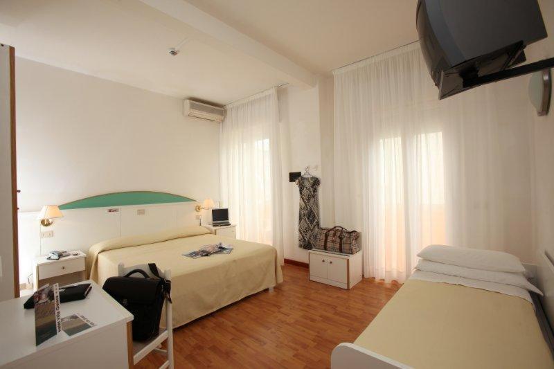 Quadruple Room With Balcony And Lateral Sea View
