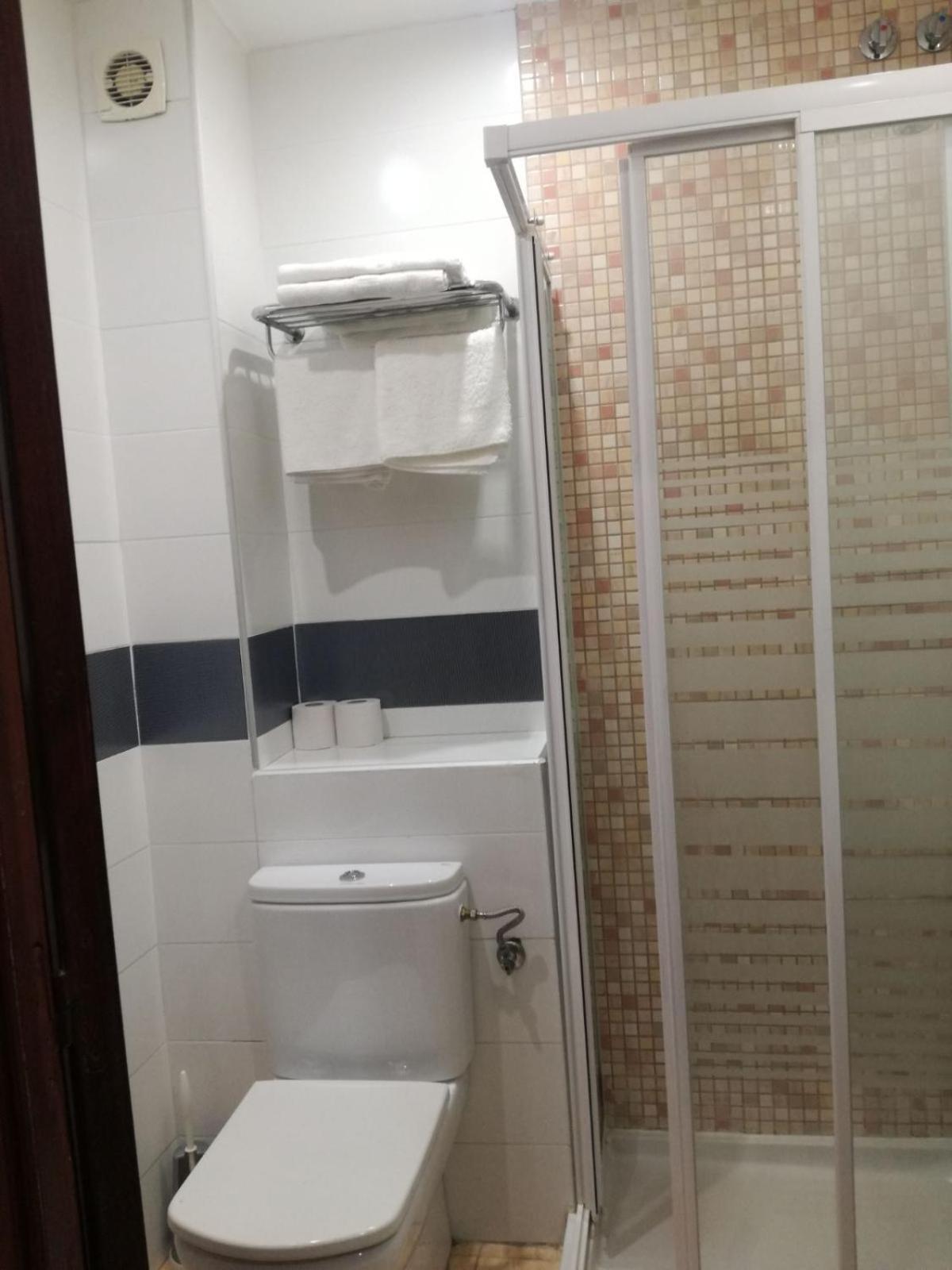 Basic Twin Room with Private Bathroom photo 2