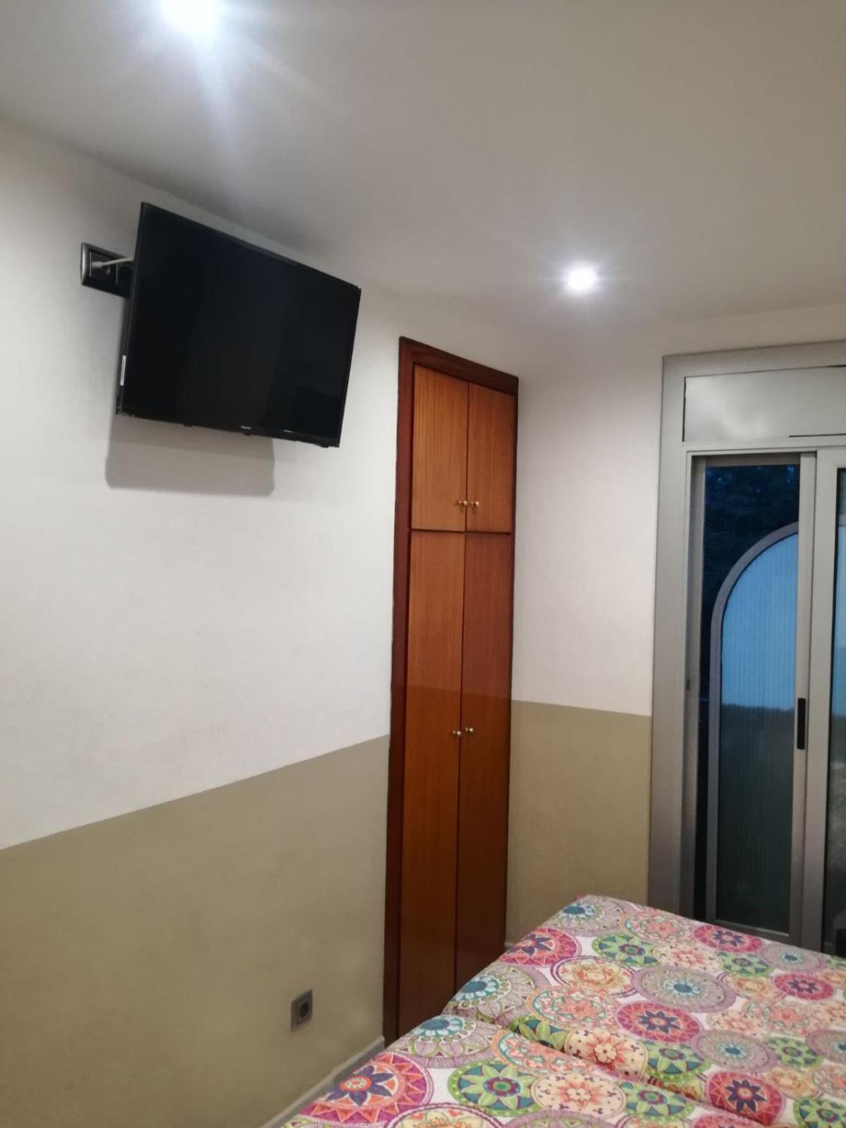 Basic Twin Room with Private Bathroom photo 3