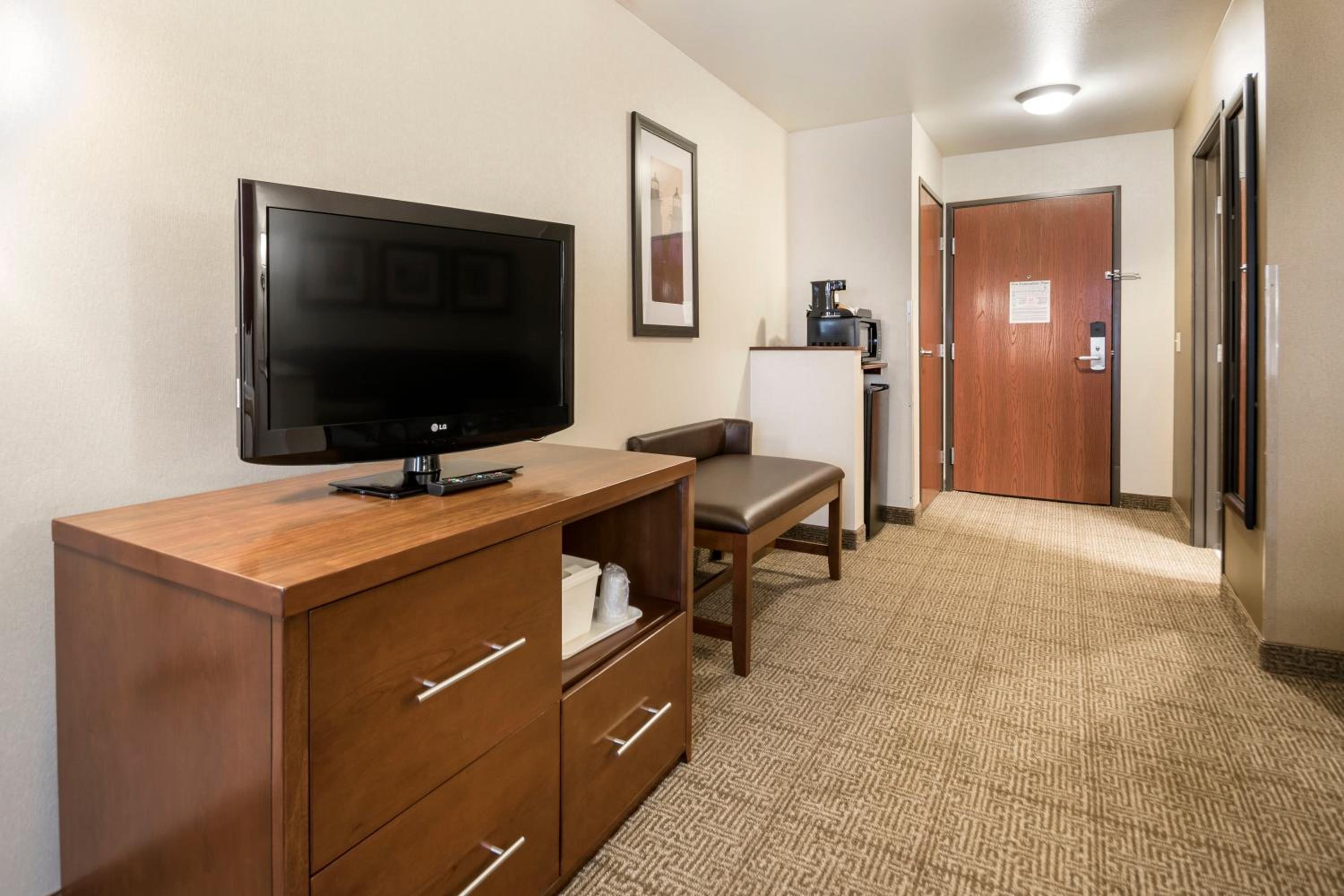Queen Suite - Non-Smoking - Photo 8
