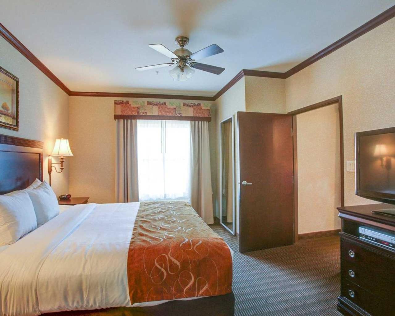 Suite with One King Bed and One Queen Bed - Non-Smoking - Photo 6