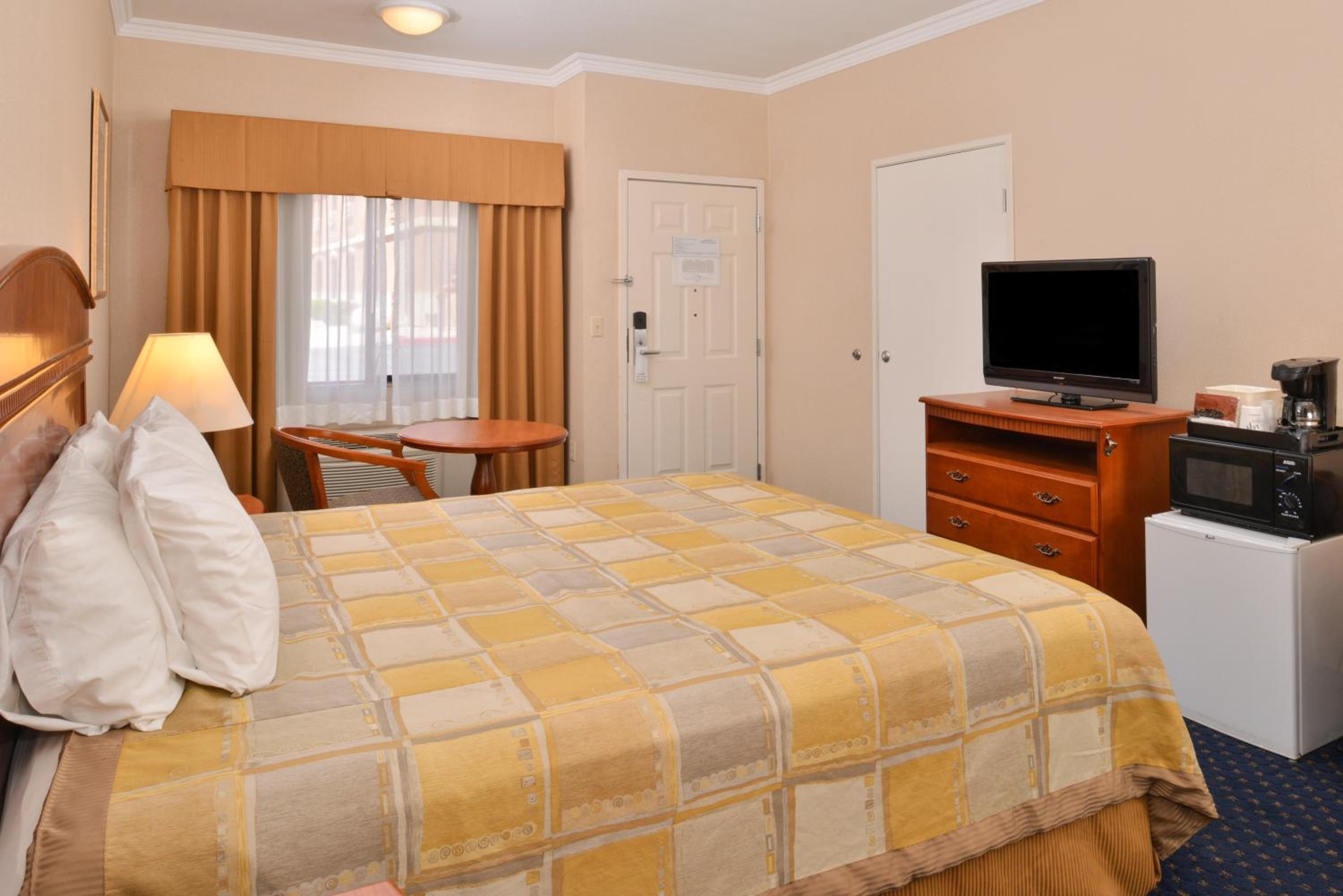 King Room - Non-Smoking photo 1