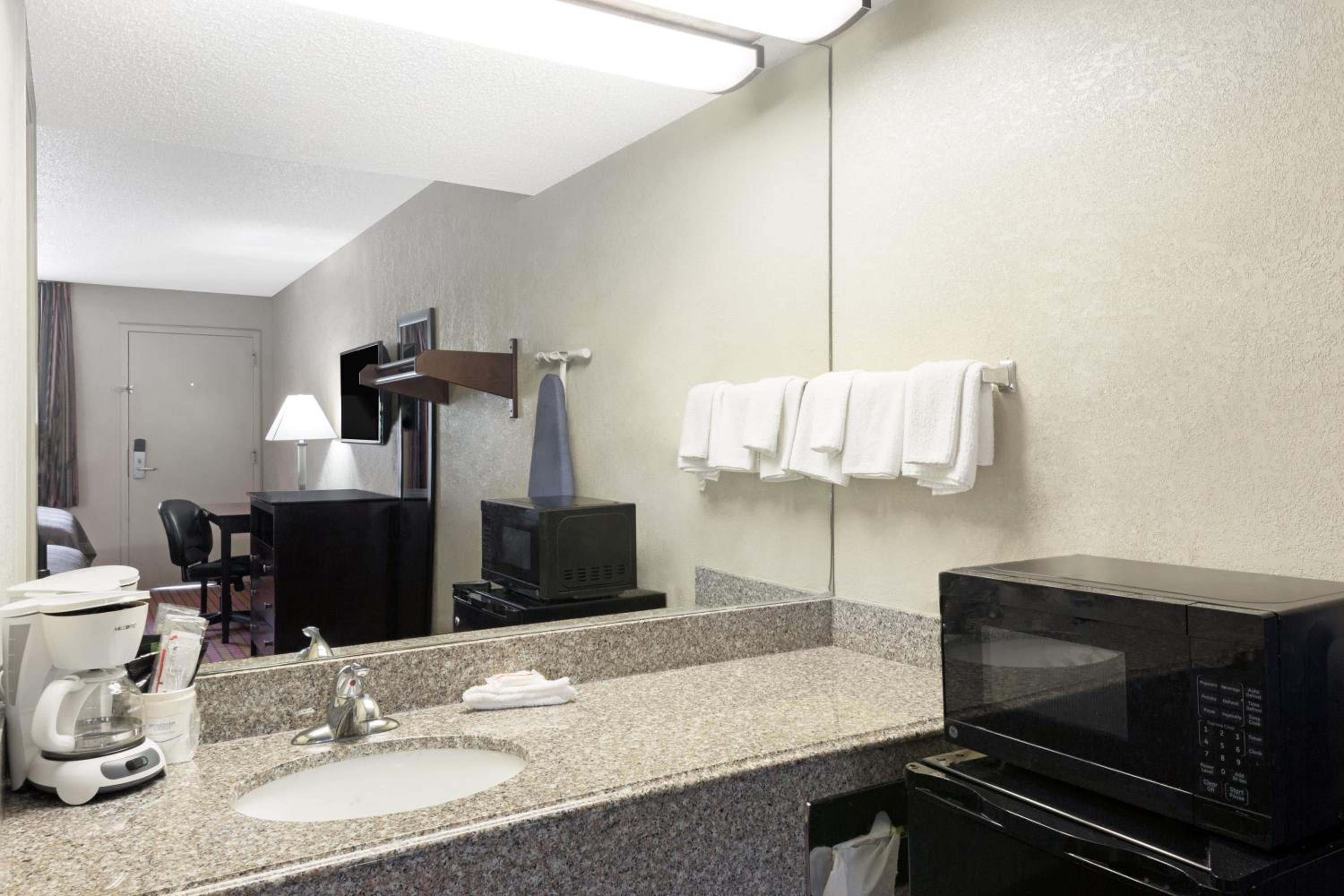 Double Room with Two Double Beds - Non-Smoking - Photo 7