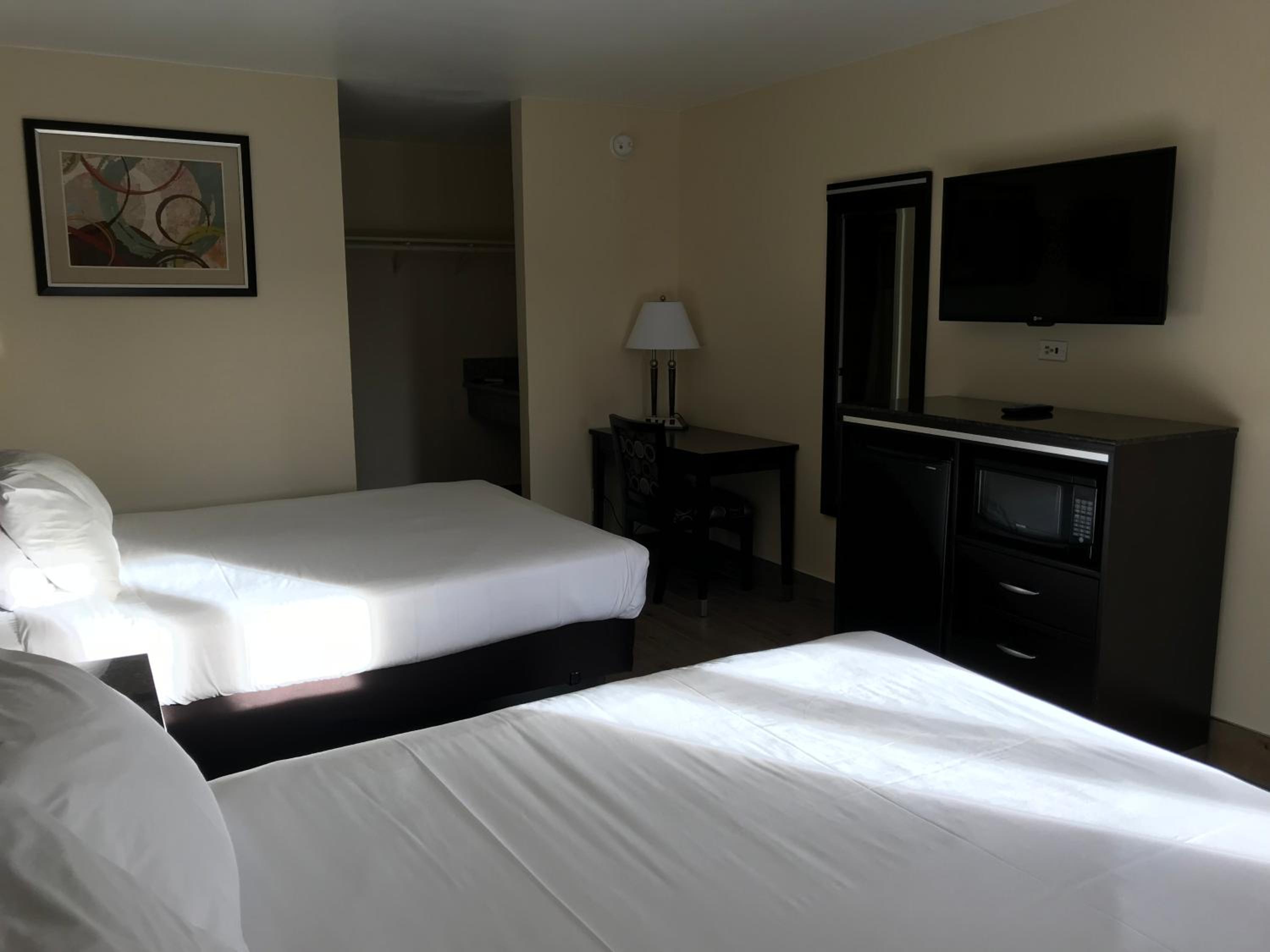 Queen Room with Two Queen Beds - Photo 4