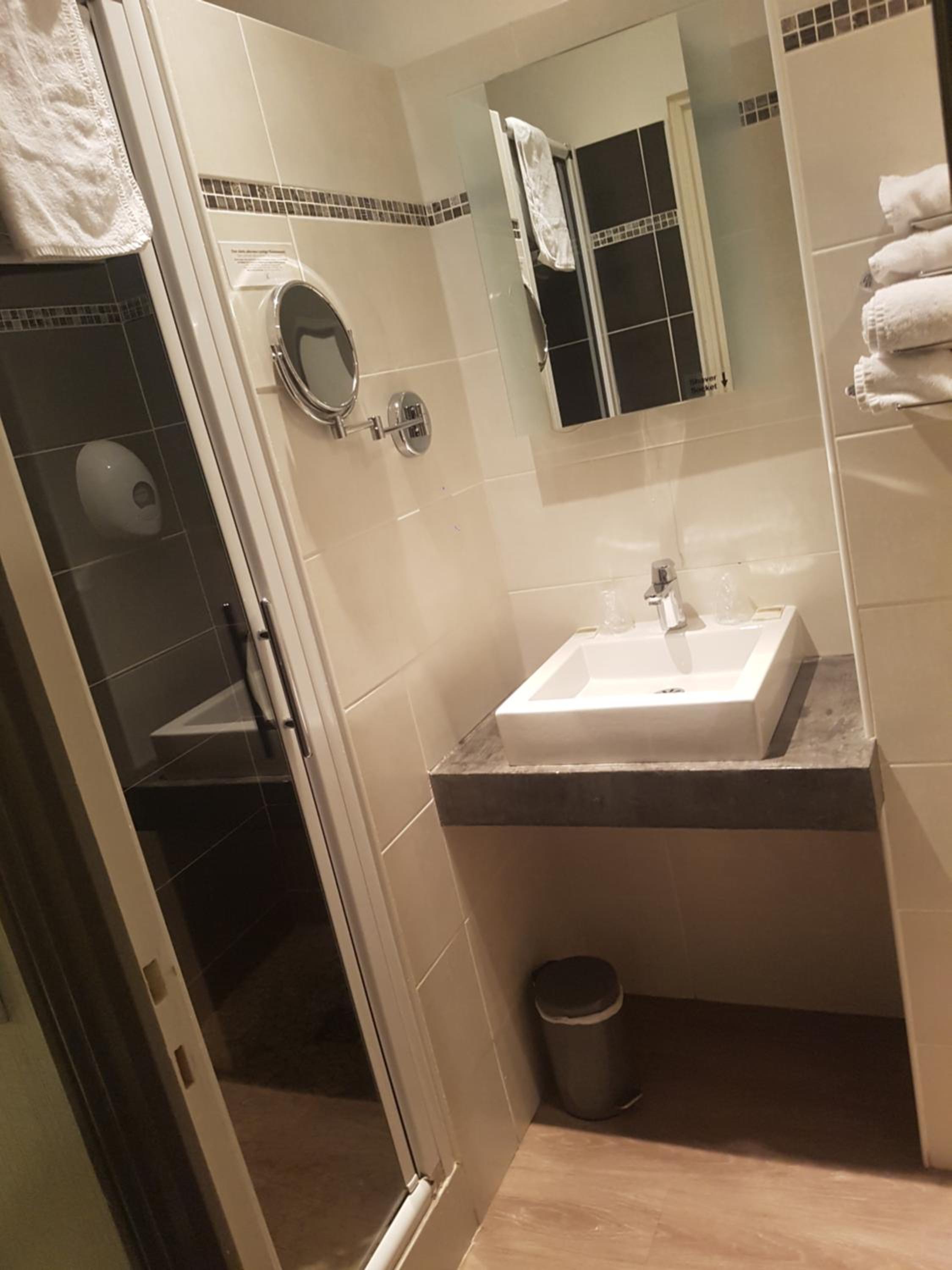 Twin Room - Photo 3