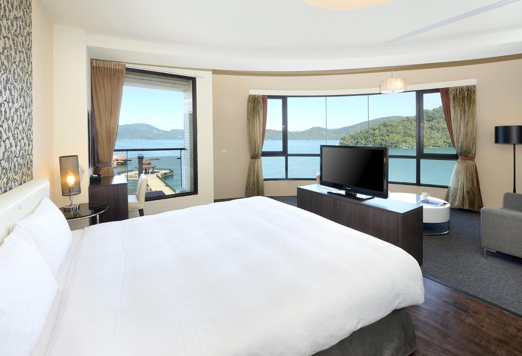 King Room with Lake View photo 2