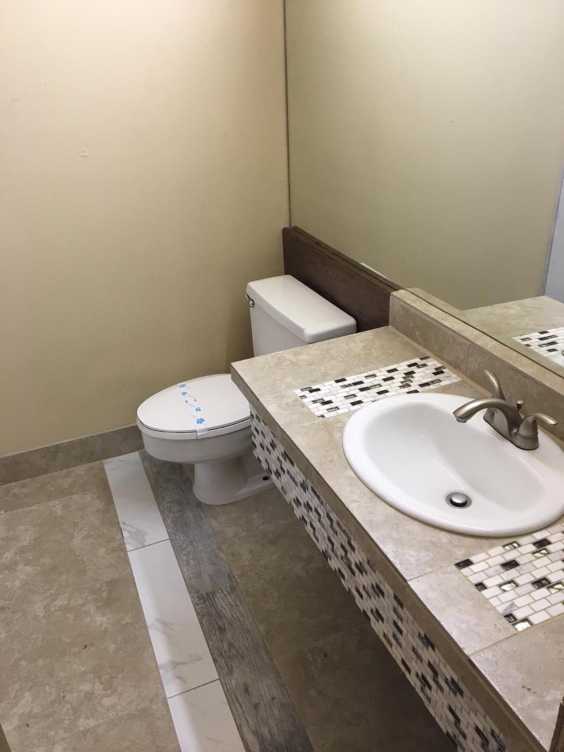 Deluxe King Room - Non-Smoking - Photo 2