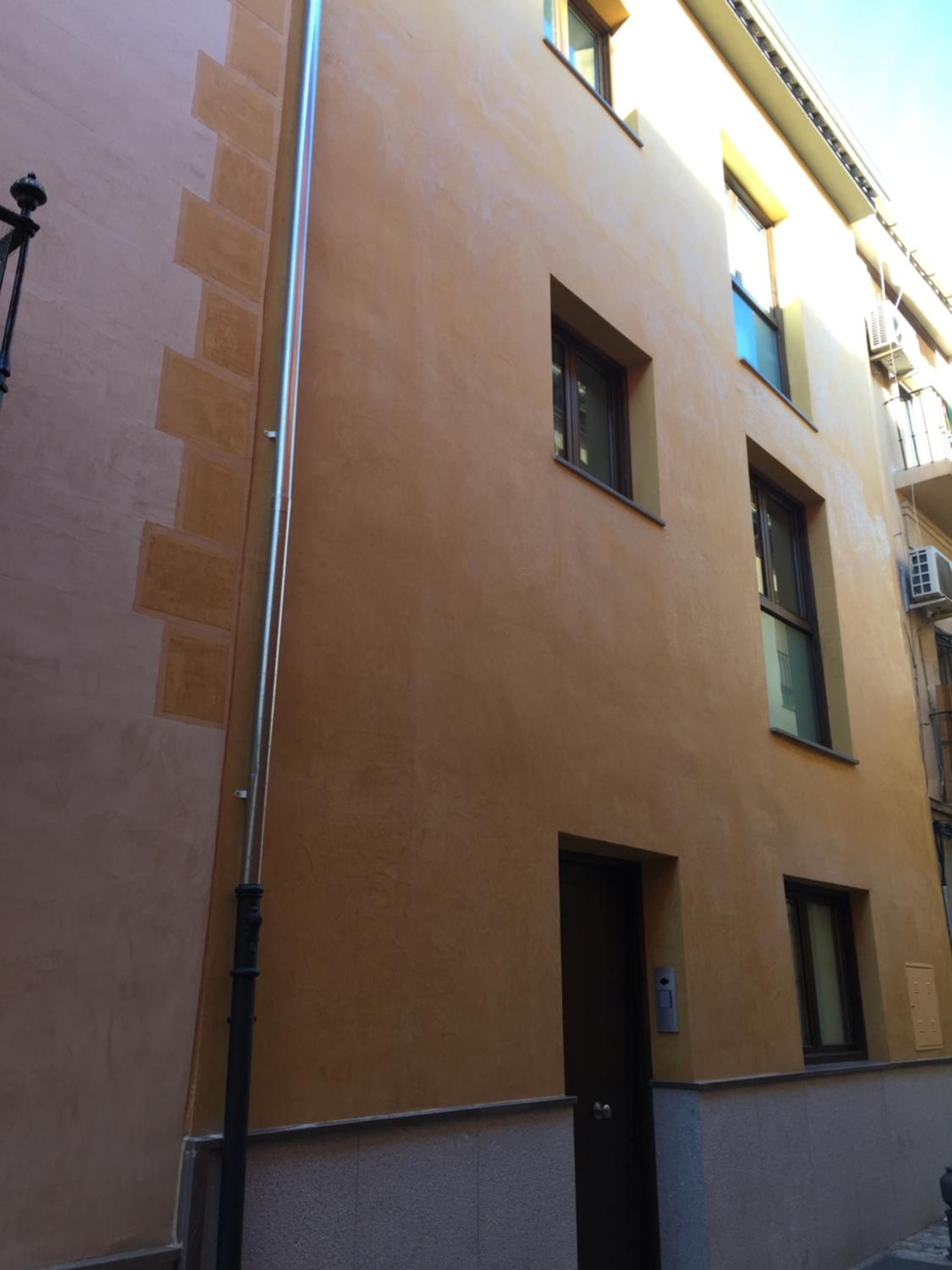 Apartment with Balcony - Photo 6