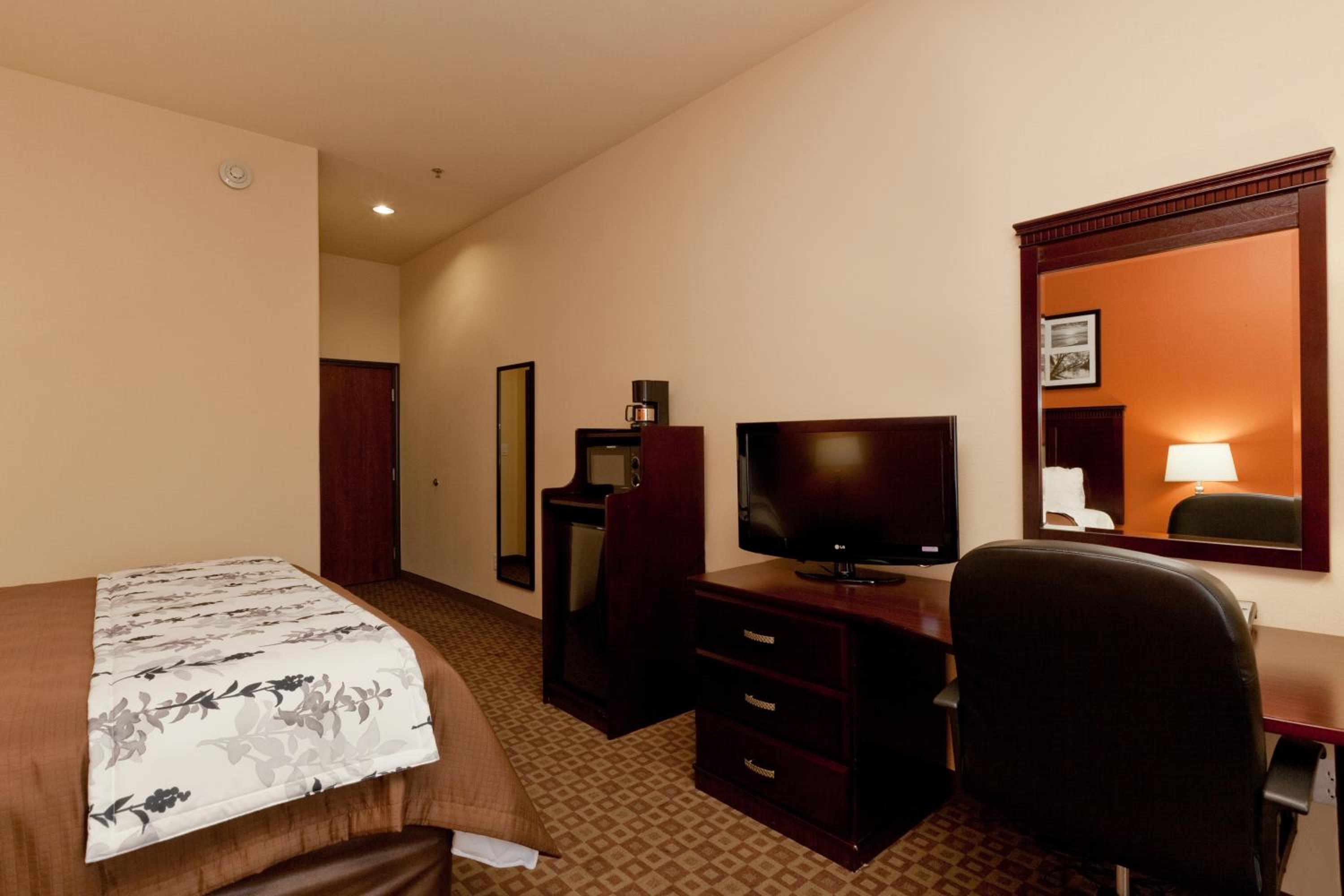 Queen Room with Two Queen Beds - Non-Smoking - Photo 6