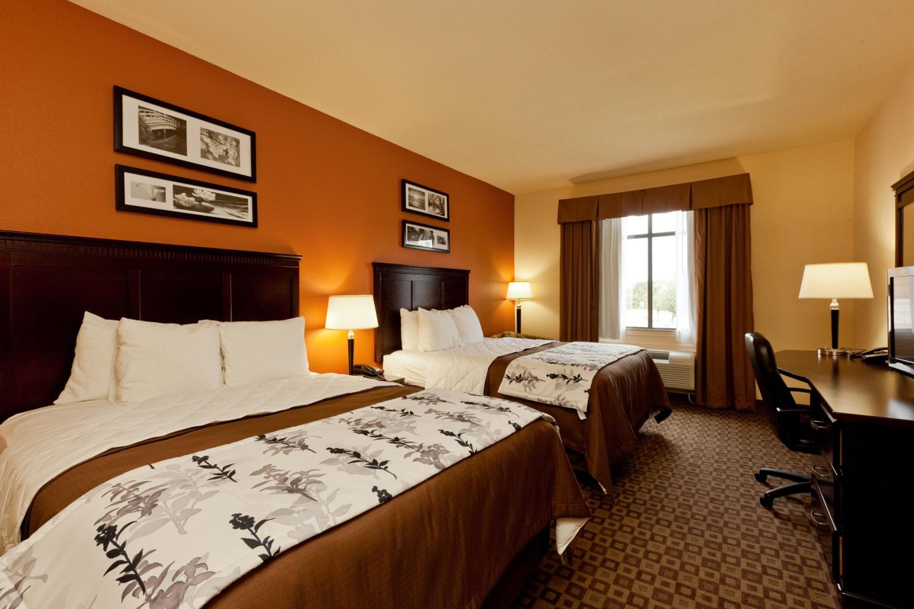 Queen Room with Two Queen Beds - Non-Smoking - Photo 2