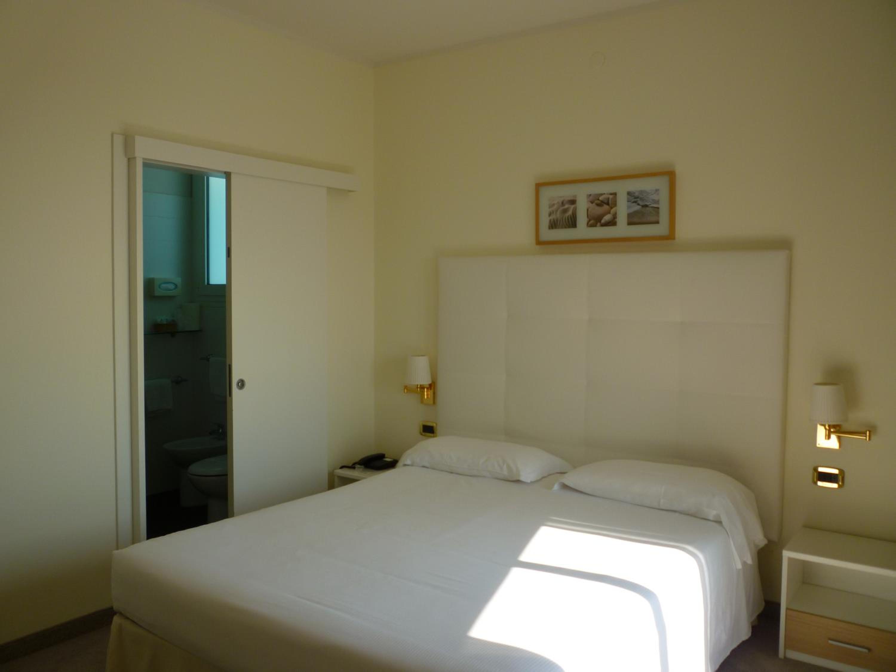 Double or Twin Room with Sea View photo 3