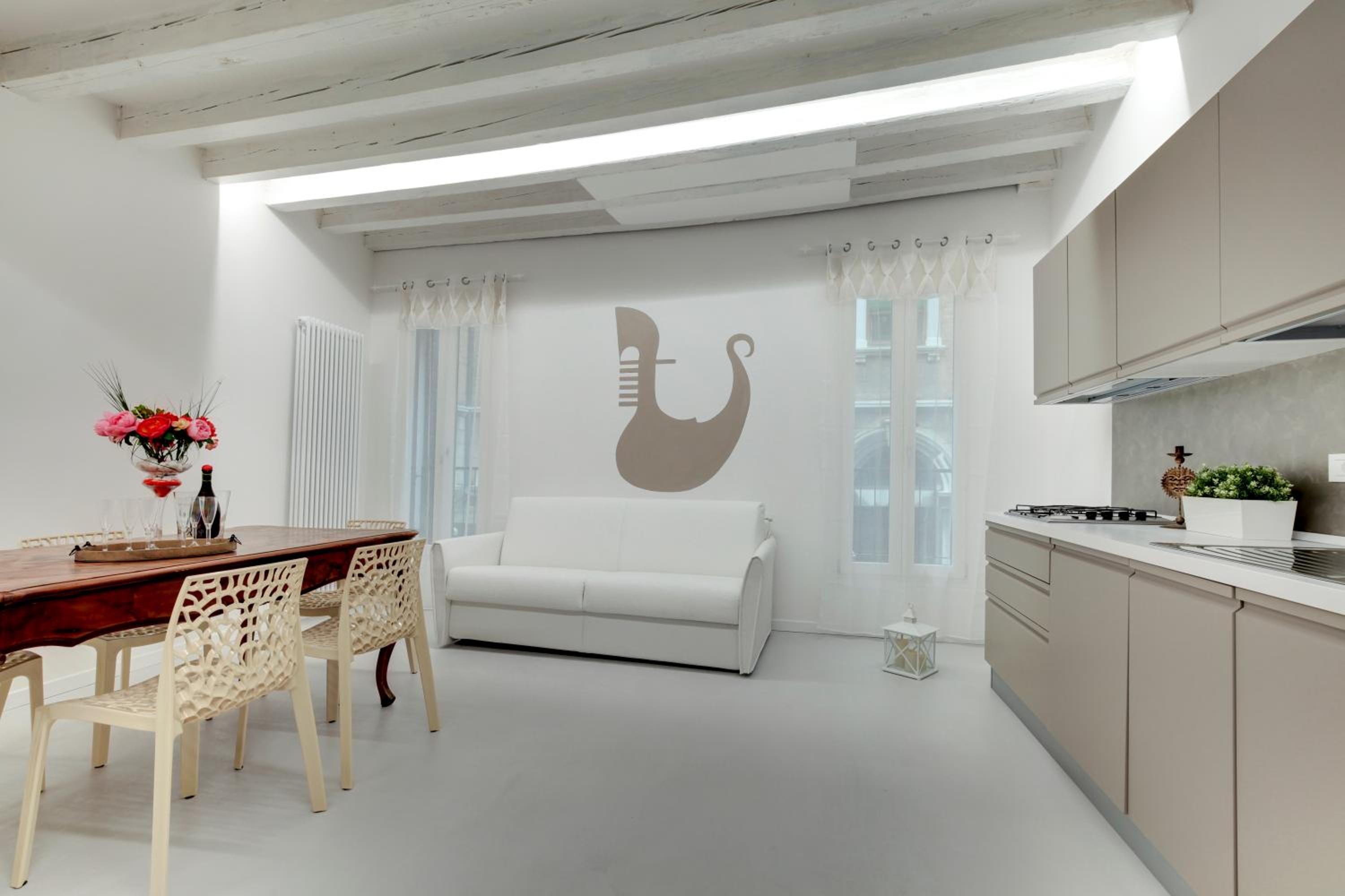 Two-Bedroom Deluxe Apartment with 2 bathrooms photo 3
