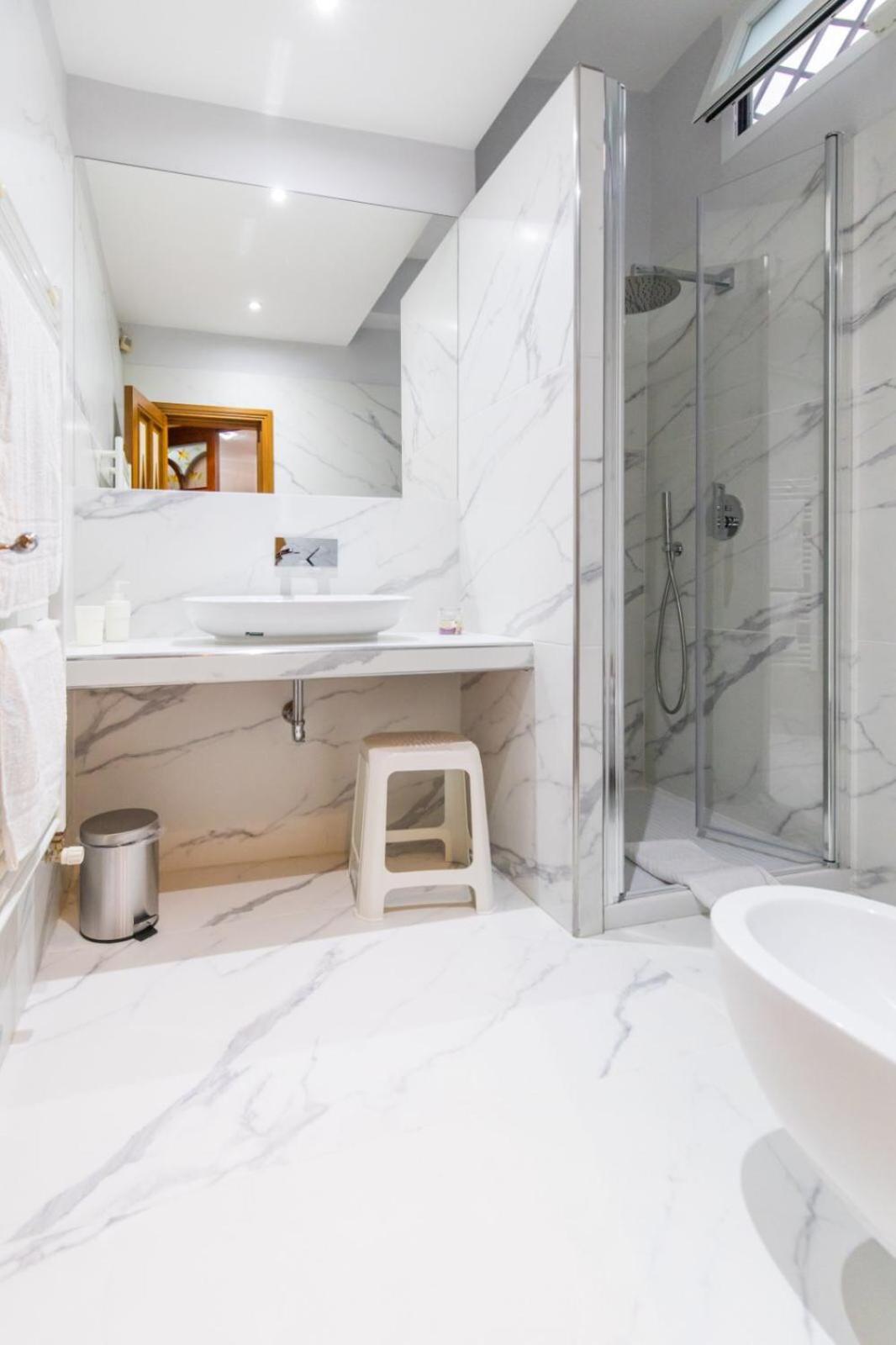 Double Room with extra bed with private bathroom - Photo 8