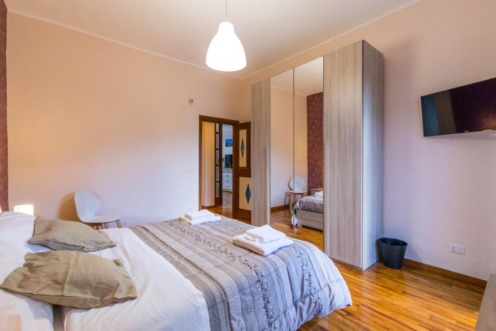 Double Room with extra bed with private bathroom - Photo 5