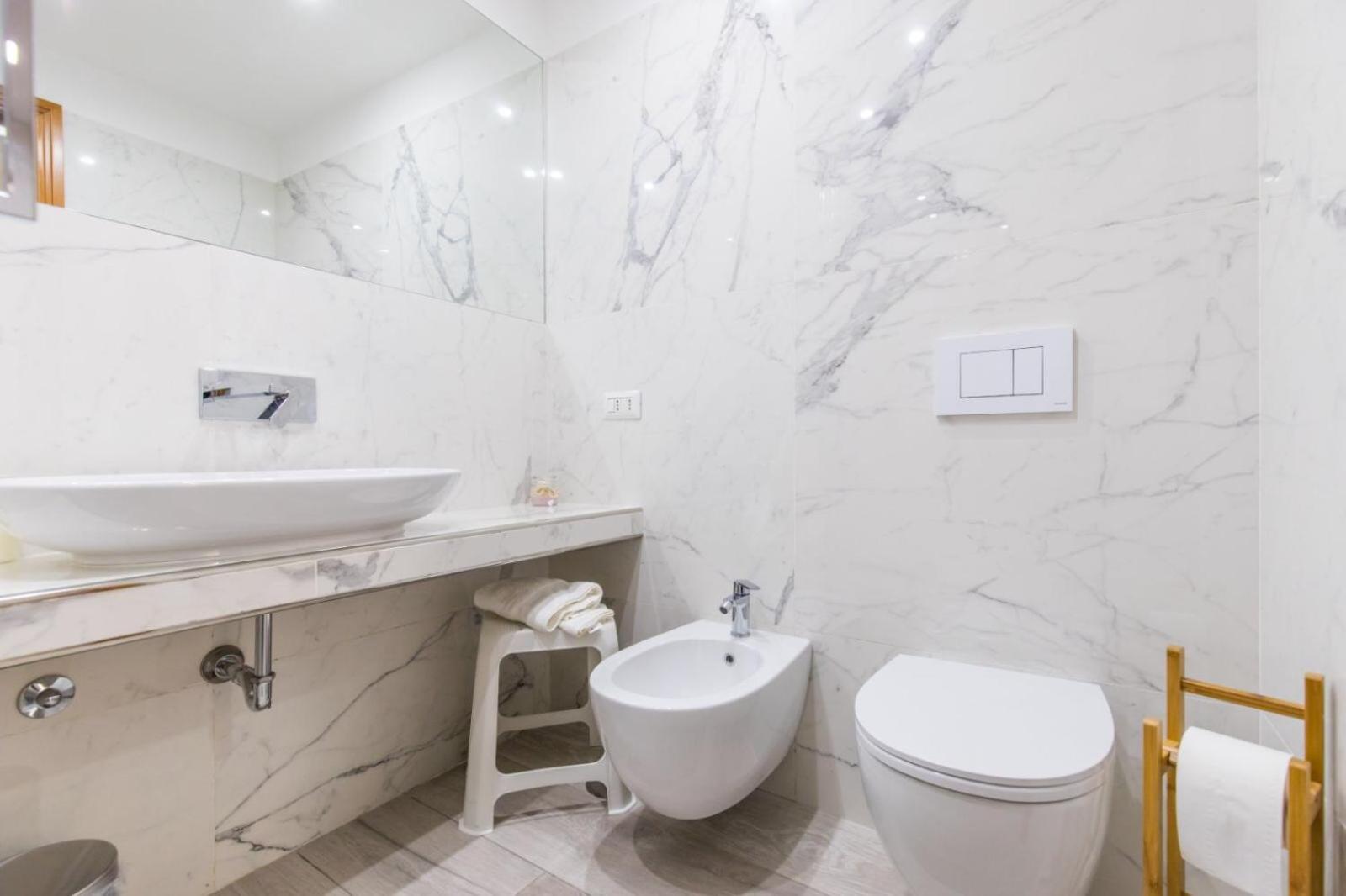 Double Room with Private External Bathroom - Photo 9