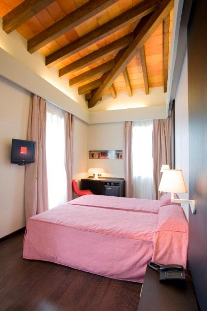 Superior Twin Room - Photo 9