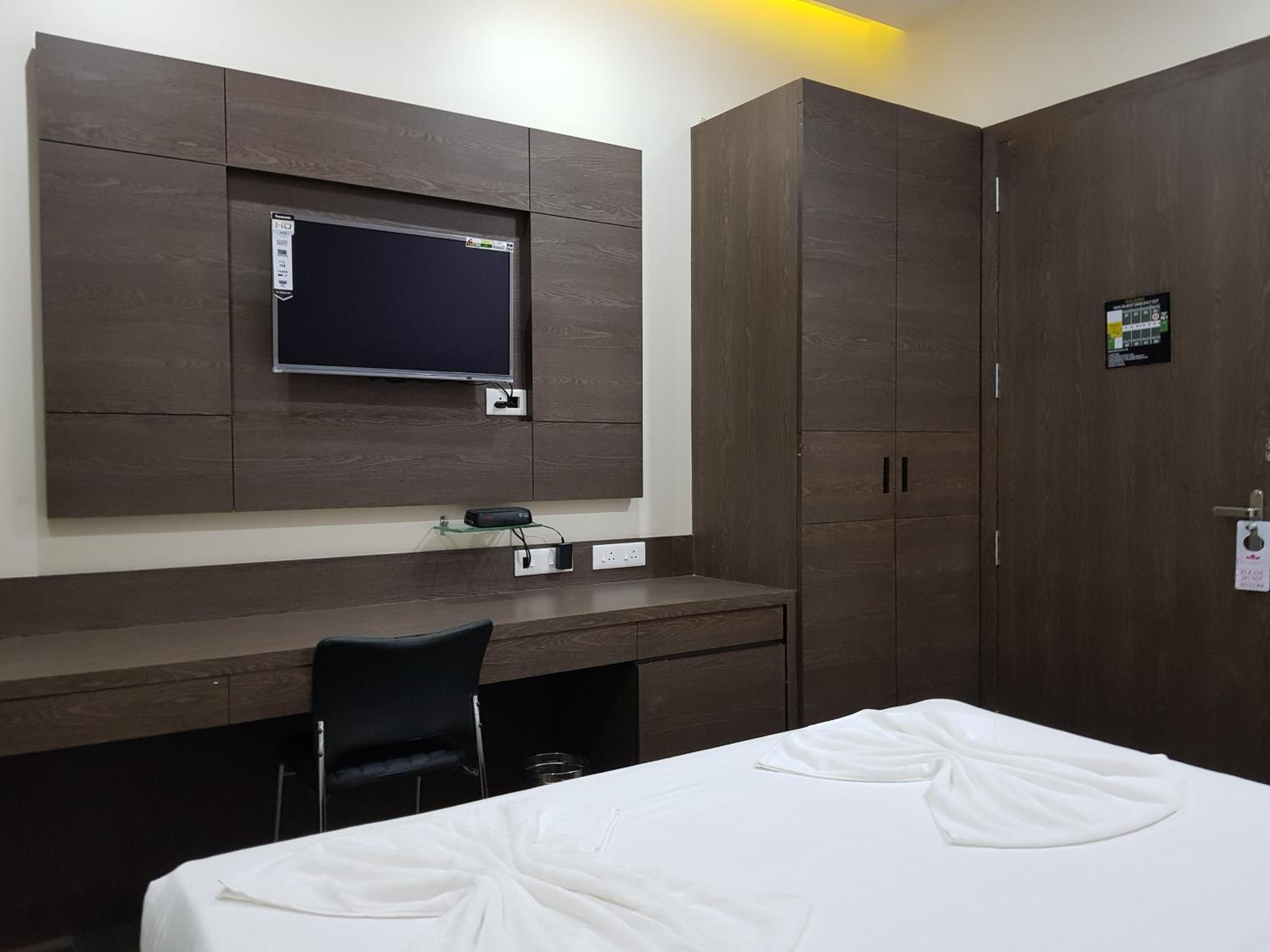 Deluxe Double or Twin Room with City View photo 2