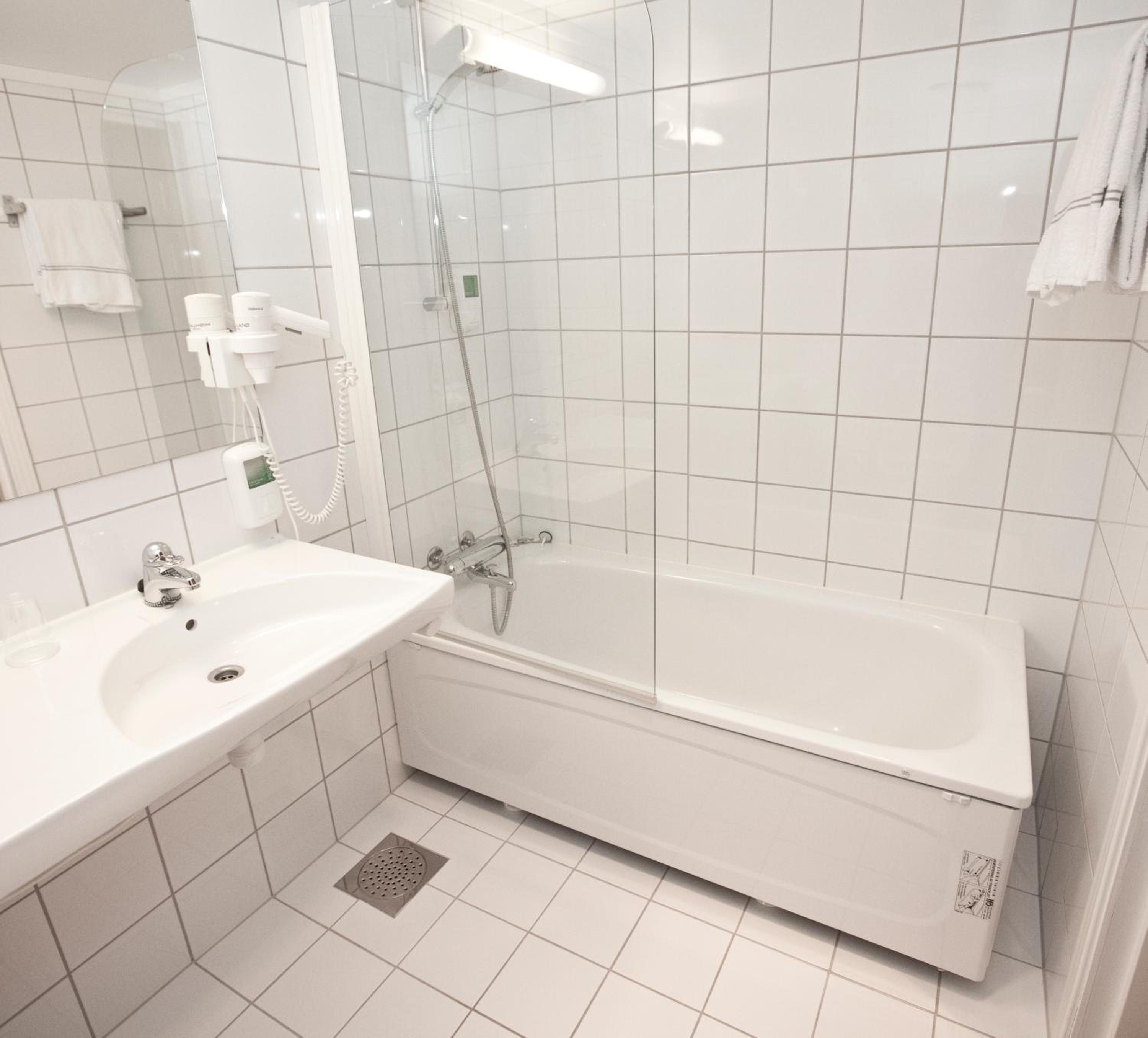 Standard Double or Twin Room - Photo 3