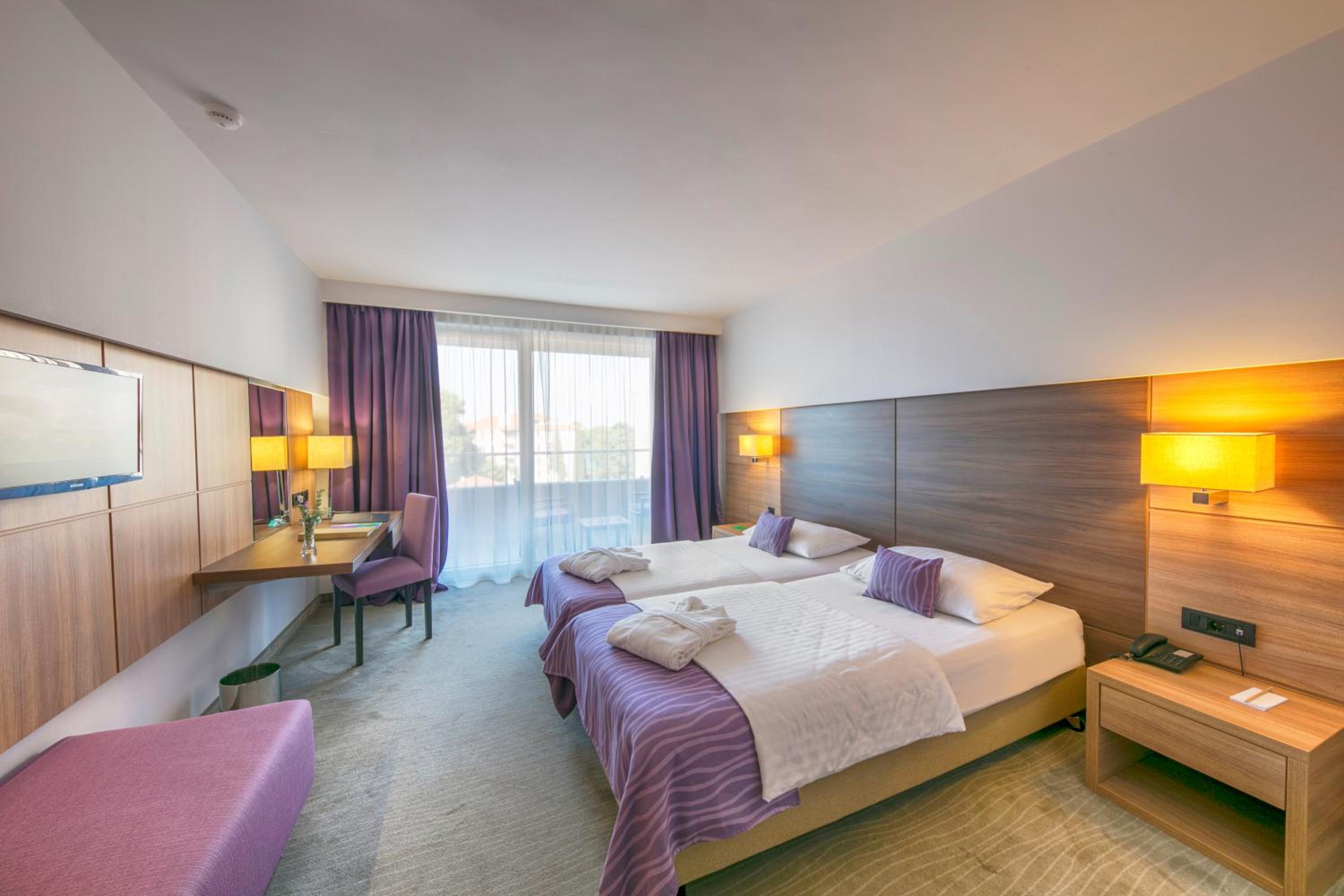 Standard Twin Room with Balcony and Sea Side - Photo 2