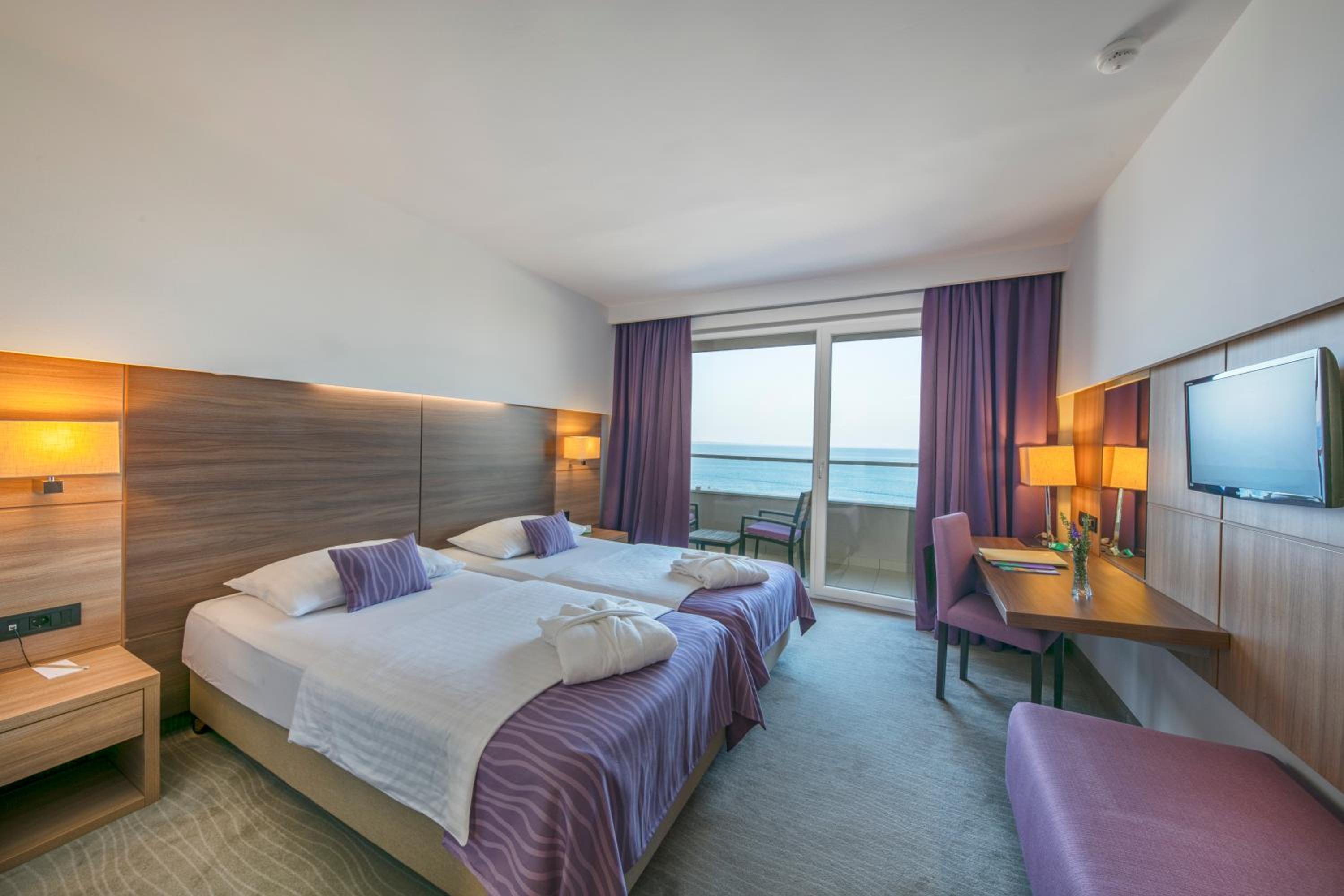 Standard Twin Room with Balcony and Sea View - Photo 1