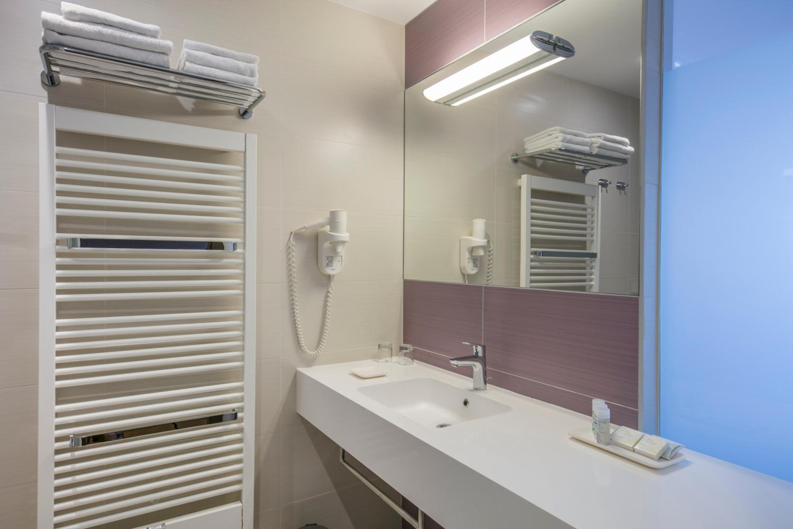 Standard Twin Room with Balcony and Sea View - Photo 2