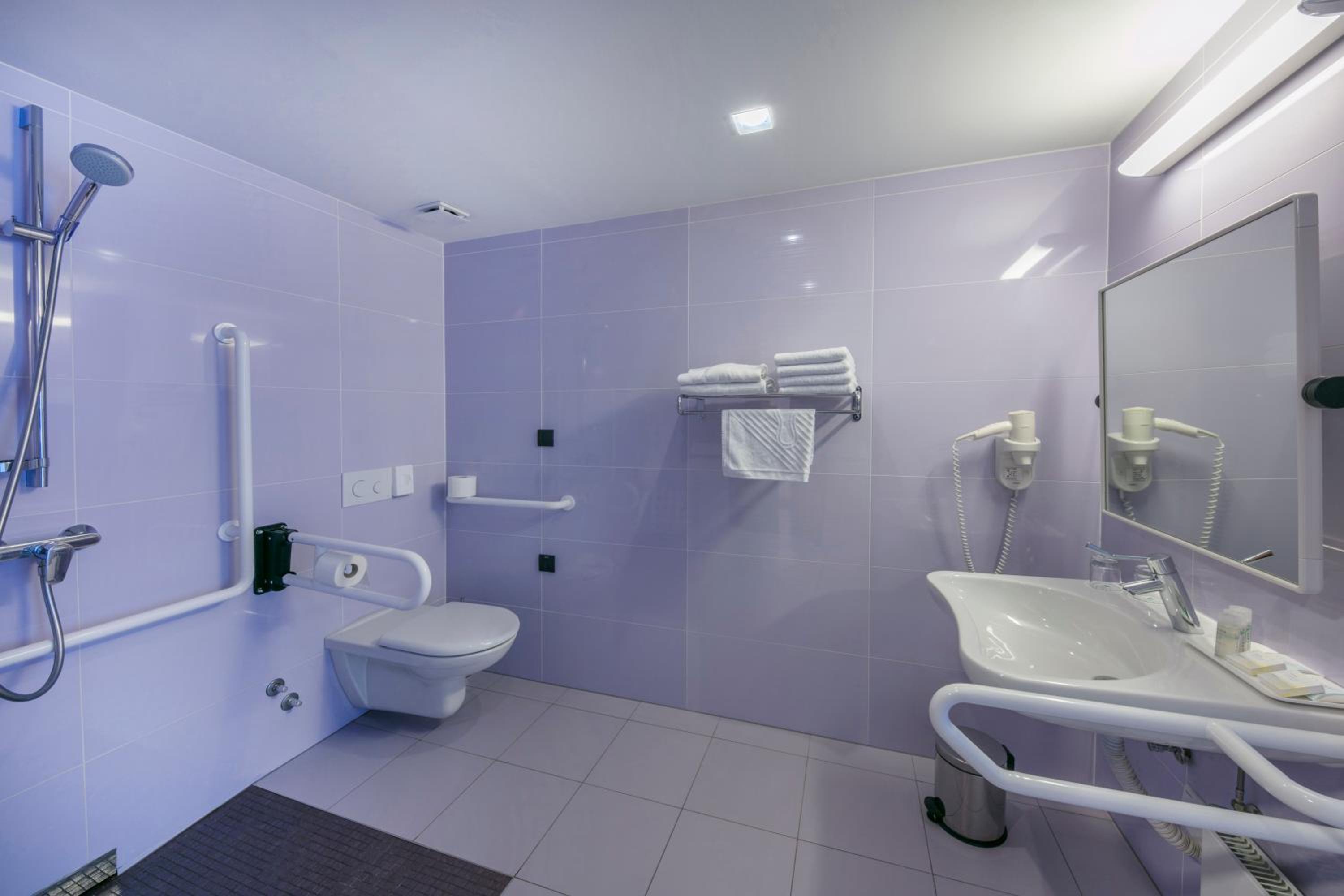 Standard Twin Room with Extra Bed - Photo 2