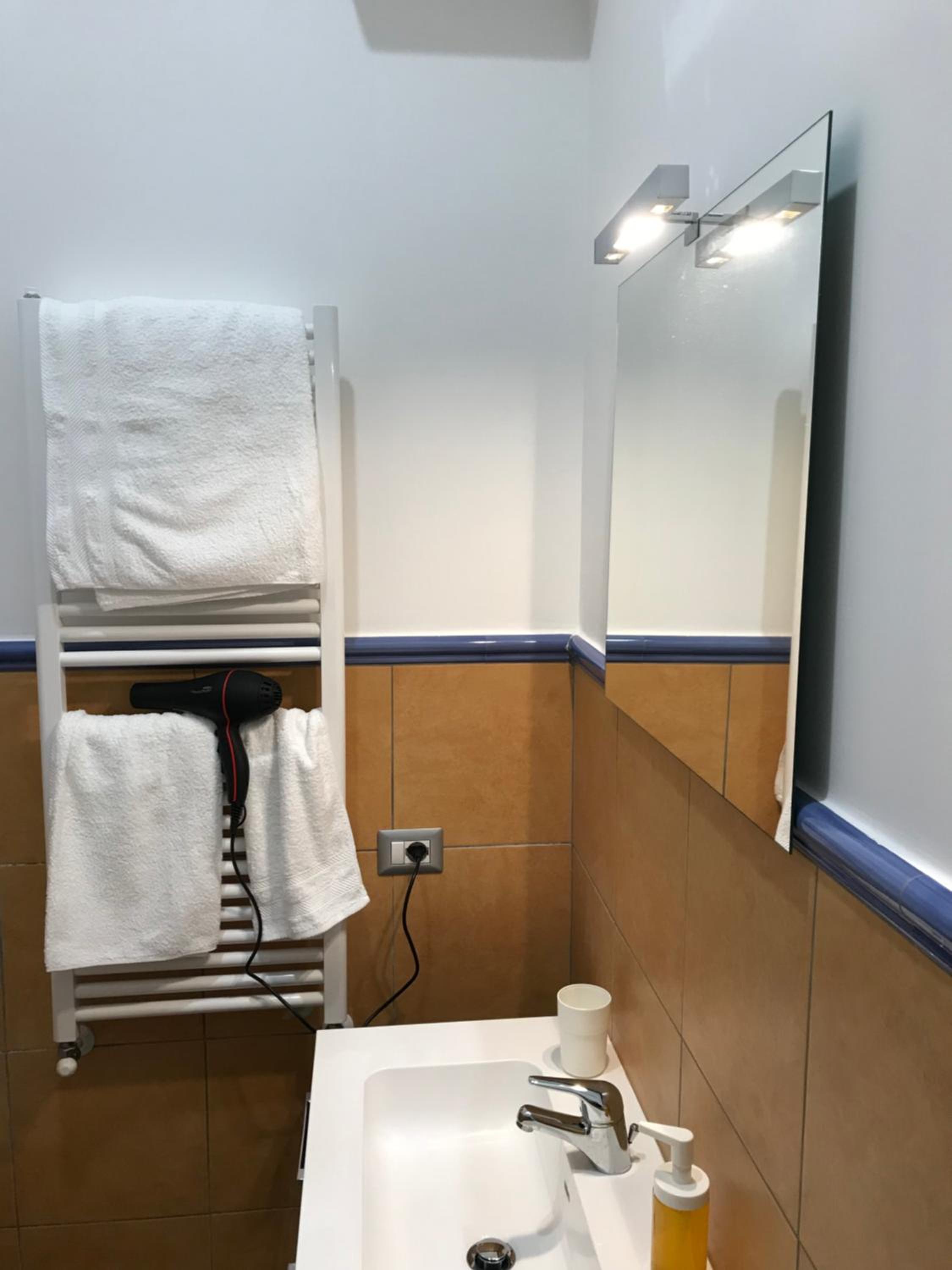 Double or Twin Room with Private Bathroom photo 2